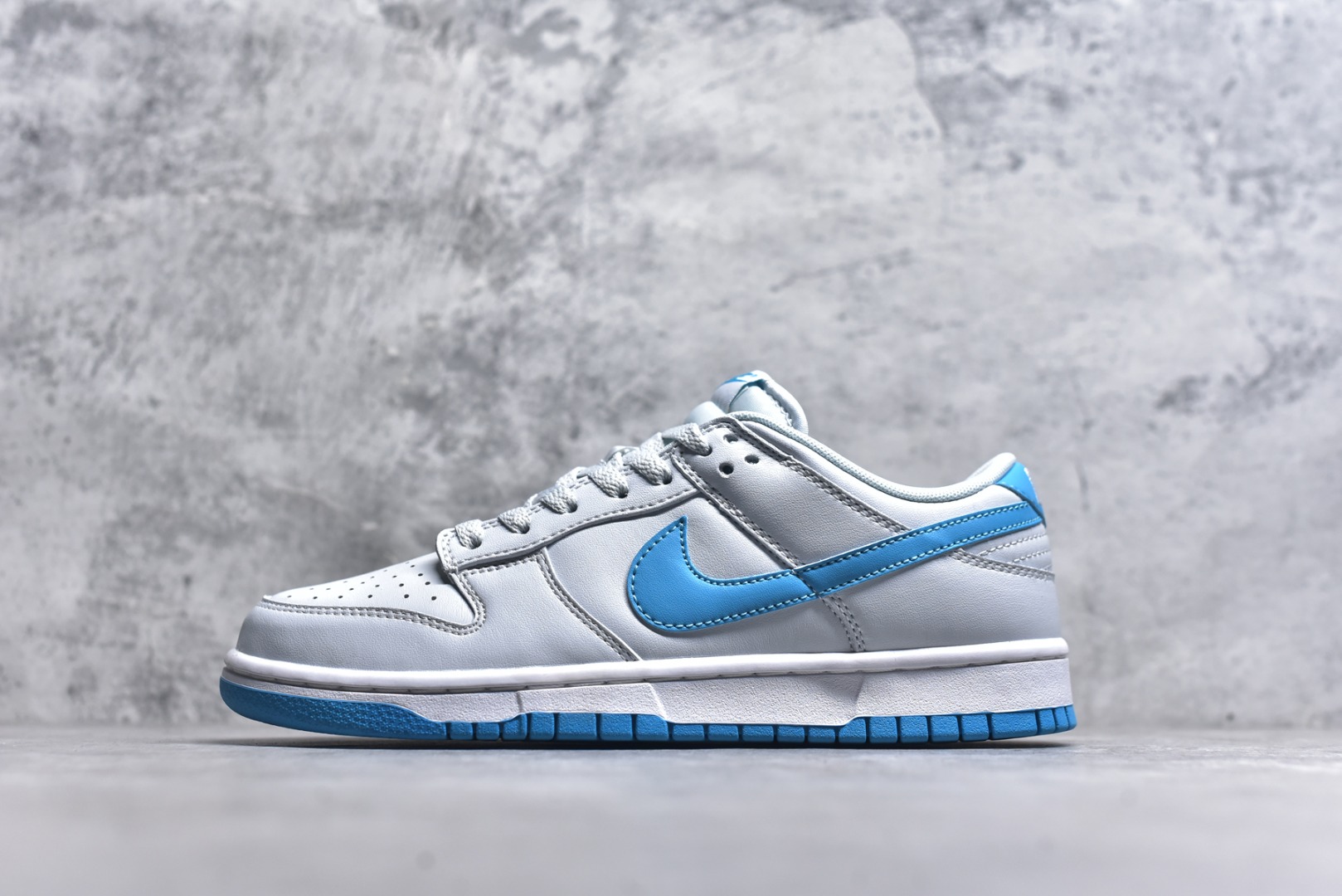 #开学季福利 纯原版本 NK Dunk Low 二十七色 全套原厂楦头原纸板数据档案倾力打造 原汁原味莞产 极致还原 圈内最强针车工艺 高端零售指定版 广东原厂配套原盒原标 鞋盒分三个尺码段 原厂冲刀 超高清洁度 全鞋零毛边皮料切割 采用原厂百宏鞋带以及原厂百宏织唛舌标 内标可供原厂几率过验 进口原装条纹中底布 四线拉帮白色点胶 原厂拉帮手法遵循公司 原厂电绣 尺码：36 36.5 37.5 38 38.5 39 40 40.5 41 42 42.5 43 44 44.5 45 46 47.5-选品中心