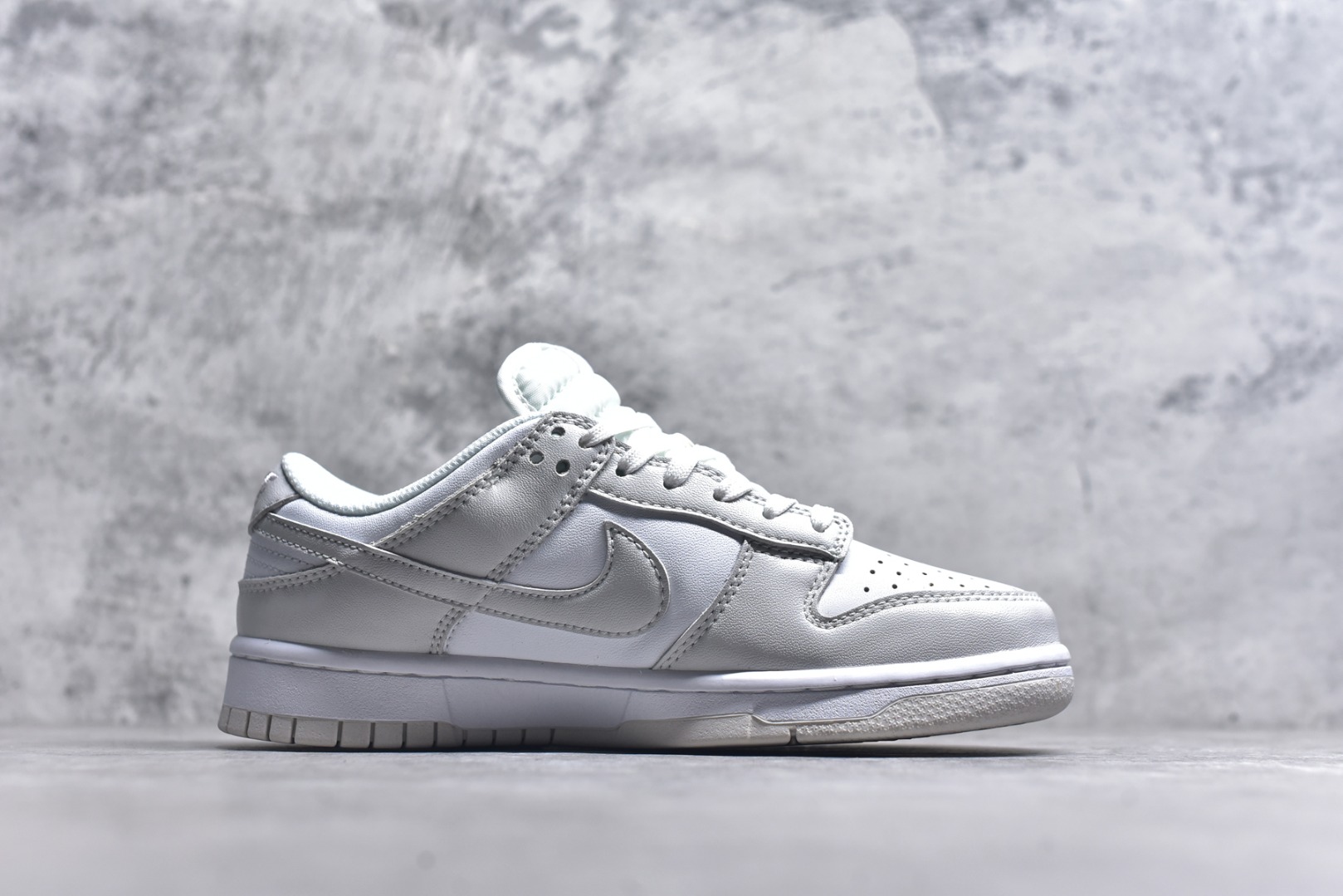 图片[3]-#开学季福利 纯原版本 NK Dunk Low 二十七色 全套原厂楦头原纸板数据档案倾力打造 原汁原味莞产 极致还原 圈内最强针车工艺 高端零售指定版 广东原厂配套原盒原标 鞋盒分三个尺码段 原厂冲刀 超高清洁度 全鞋零毛边皮料切割 采用原厂百宏鞋带以及原厂百宏织唛舌标 内标可供原厂几率过验 进口原装条纹中底布 四线拉帮白色点胶 原厂拉帮手法遵循公司 原厂电绣 尺码：36 36.5 37.5 38 38.5 39 40 40.5 41 42 42.5 43 44 44.5 45 46 47.5-选品中心