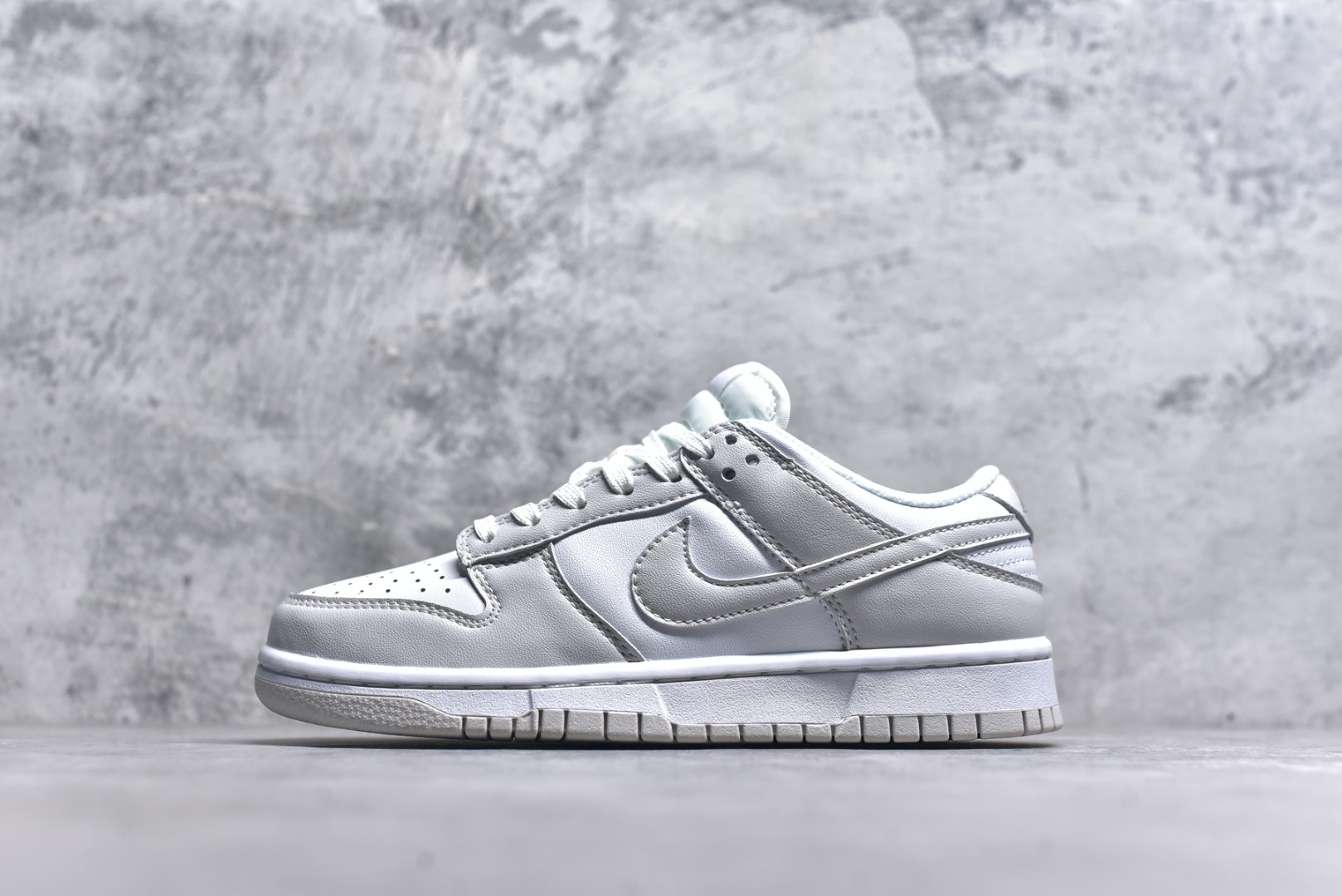 #开学季福利 纯原版本 NK Dunk Low 二十七色 全套原厂楦头原纸板数据档案倾力打造 原汁原味莞产 极致还原 圈内最强针车工艺 高端零售指定版 广东原厂配套原盒原标 鞋盒分三个尺码段 原厂冲刀 超高清洁度 全鞋零毛边皮料切割 采用原厂百宏鞋带以及原厂百宏织唛舌标 内标可供原厂几率过验 进口原装条纹中底布 四线拉帮白色点胶 原厂拉帮手法遵循公司 原厂电绣 尺码：36 36.5 37.5 38 38.5 39 40 40.5 41 42 42.5 43 44 44.5 45 46 47.5-选品中心