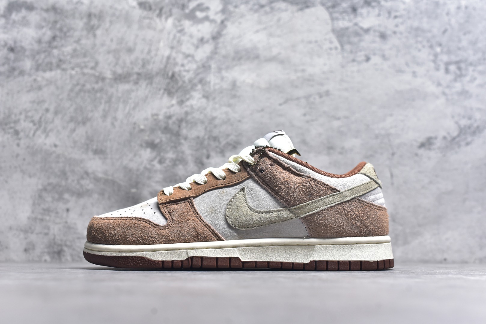 #开学季福利 纯原版本 NK Dunk Low 二十七色 全套原厂楦头原纸板数据档案倾力打造 原汁原味莞产 极致还原 圈内最强针车工艺 高端零售指定版 广东原厂配套原盒原标 鞋盒分三个尺码段 原厂冲刀 超高清洁度 全鞋零毛边皮料切割 采用原厂百宏鞋带以及原厂百宏织唛舌标 内标可供原厂几率过验 进口原装条纹中底布 四线拉帮白色点胶 原厂拉帮手法遵循公司 原厂电绣 尺码：36 36.5 37.5 38 38.5 39 40 40.5 41 42 42.5 43 44 44.5 45 46 47.5-选品中心