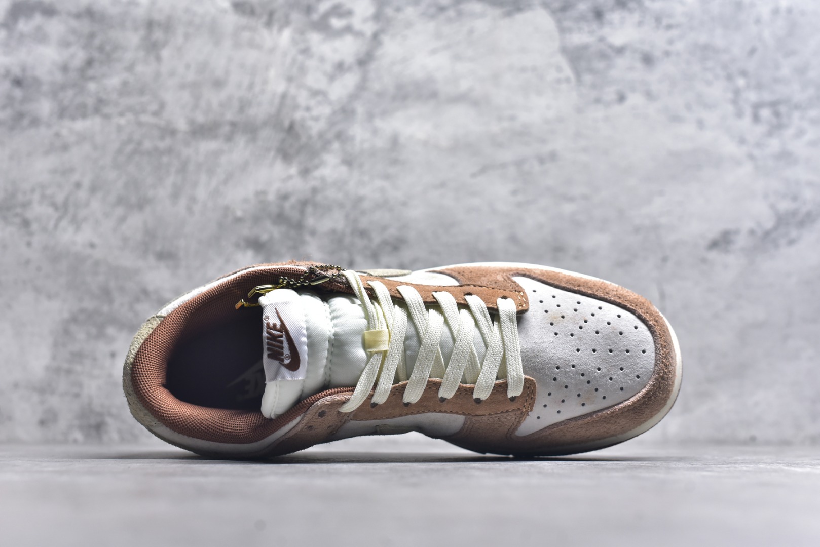 图片[4]-#开学季福利 纯原版本 NK Dunk Low 二十七色 全套原厂楦头原纸板数据档案倾力打造 原汁原味莞产 极致还原 圈内最强针车工艺 高端零售指定版 广东原厂配套原盒原标 鞋盒分三个尺码段 原厂冲刀 超高清洁度 全鞋零毛边皮料切割 采用原厂百宏鞋带以及原厂百宏织唛舌标 内标可供原厂几率过验 进口原装条纹中底布 四线拉帮白色点胶 原厂拉帮手法遵循公司 原厂电绣 尺码：36 36.5 37.5 38 38.5 39 40 40.5 41 42 42.5 43 44 44.5 45 46 47.5-选品中心