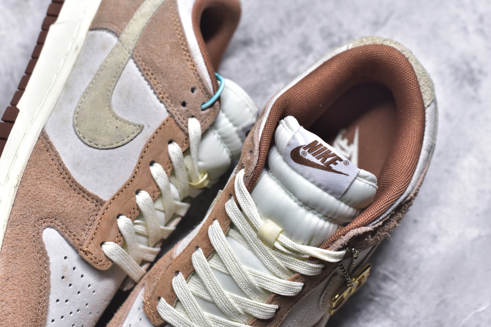 图片[9]-#开学季福利 纯原版本 NK Dunk Low 二十七色 全套原厂楦头原纸板数据档案倾力打造 原汁原味莞产 极致还原 圈内最强针车工艺 高端零售指定版 广东原厂配套原盒原标 鞋盒分三个尺码段 原厂冲刀 超高清洁度 全鞋零毛边皮料切割 采用原厂百宏鞋带以及原厂百宏织唛舌标 内标可供原厂几率过验 进口原装条纹中底布 四线拉帮白色点胶 原厂拉帮手法遵循公司 原厂电绣 尺码：36 36.5 37.5 38 38.5 39 40 40.5 41 42 42.5 43 44 44.5 45 46 47.5-选品中心