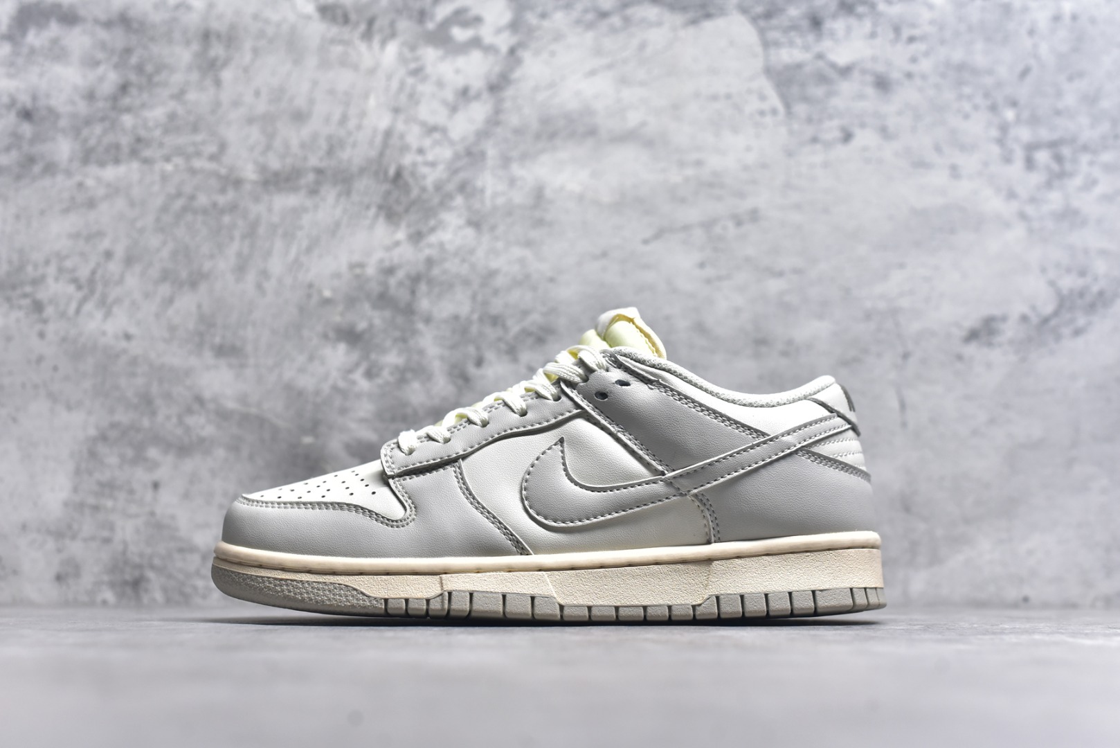 #开学季福利 纯原版本 NK Dunk Low 二十七色 全套原厂楦头原纸板数据档案倾力打造 原汁原味莞产 极致还原 圈内最强针车工艺 高端零售指定版 广东原厂配套原盒原标 鞋盒分三个尺码段 原厂冲刀 超高清洁度 全鞋零毛边皮料切割 采用原厂百宏鞋带以及原厂百宏织唛舌标 内标可供原厂几率过验 进口原装条纹中底布 四线拉帮白色点胶 原厂拉帮手法遵循公司 原厂电绣 尺码：36 36.5 37.5 38 38.5 39 40 40.5 41 42 42.5 43 44 44.5 45 46 47.5-选品中心