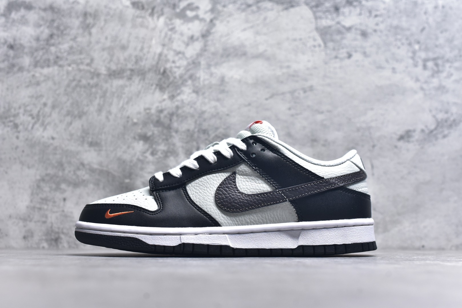 #开学季福利 纯原版本 NK Dunk Low 二十七色 全套原厂楦头原纸板数据档案倾力打造 原汁原味莞产 极致还原 圈内最强针车工艺 高端零售指定版 广东原厂配套原盒原标 鞋盒分三个尺码段 原厂冲刀 超高清洁度 全鞋零毛边皮料切割 采用原厂百宏鞋带以及原厂百宏织唛舌标 内标可供原厂几率过验 进口原装条纹中底布 四线拉帮白色点胶 原厂拉帮手法遵循公司 原厂电绣 尺码：36 36.5 37.5 38 38.5 39 40 40.5 41 42 42.5 43 44 44.5 45 46 47.5-选品中心