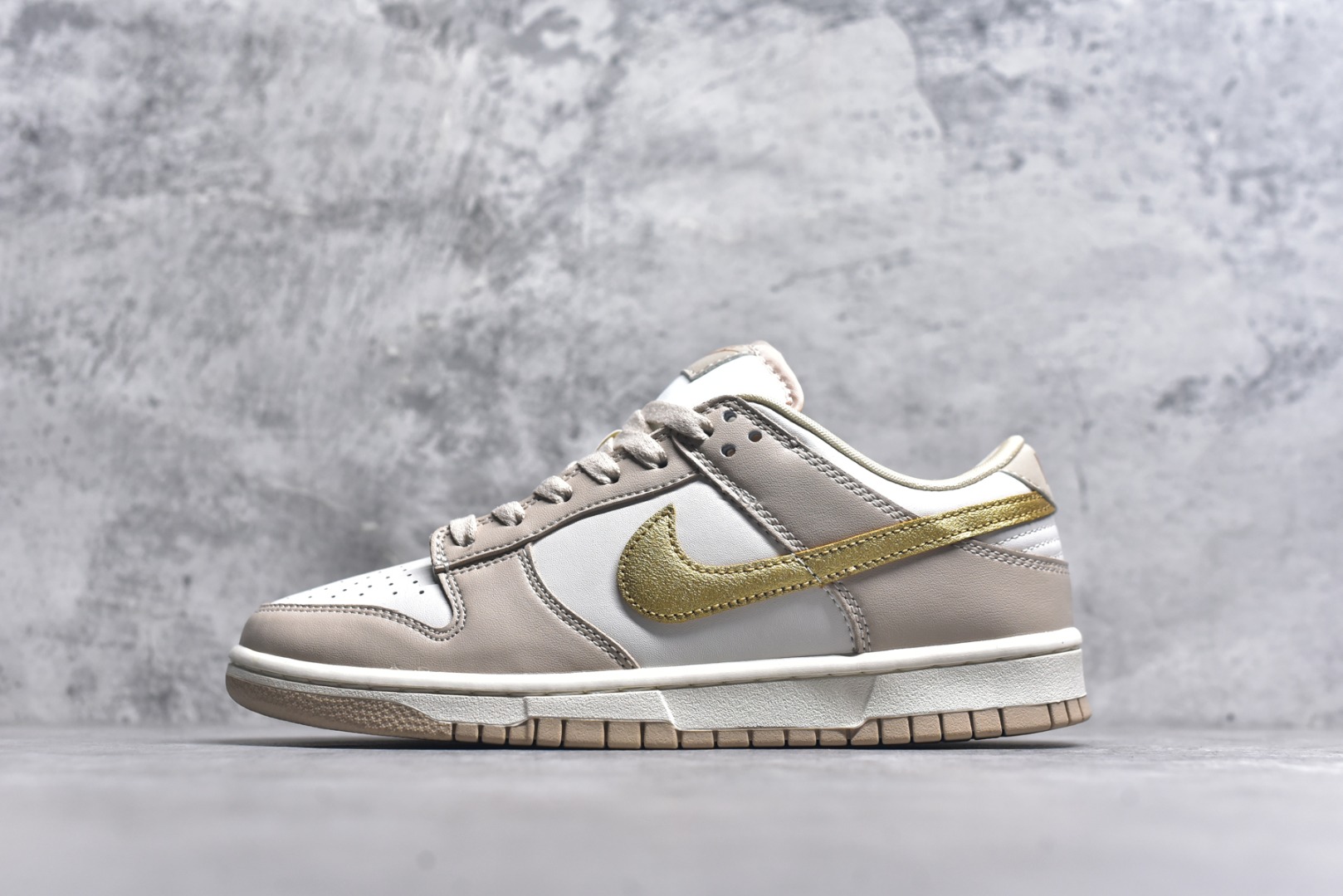 #开学季福利 纯原版本 NK Dunk Low 二十七色 全套原厂楦头原纸板数据档案倾力打造 原汁原味莞产 极致还原 圈内最强针车工艺 高端零售指定版 广东原厂配套原盒原标 鞋盒分三个尺码段 原厂冲刀 超高清洁度 全鞋零毛边皮料切割 采用原厂百宏鞋带以及原厂百宏织唛舌标 内标可供原厂几率过验 进口原装条纹中底布 四线拉帮白色点胶 原厂拉帮手法遵循公司 原厂电绣 尺码：36 36.5 37.5 38 38.5 39 40 40.5 41 42 42.5 43 44 44.5 45 46 47.5-选品中心