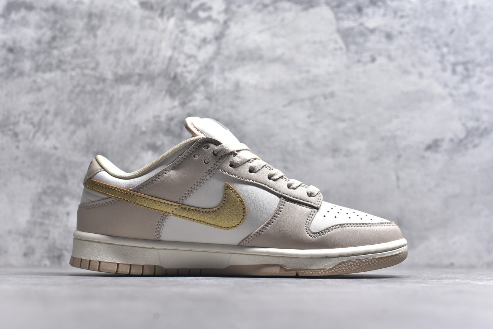 图片[3]-#开学季福利 纯原版本 NK Dunk Low 二十七色 全套原厂楦头原纸板数据档案倾力打造 原汁原味莞产 极致还原 圈内最强针车工艺 高端零售指定版 广东原厂配套原盒原标 鞋盒分三个尺码段 原厂冲刀 超高清洁度 全鞋零毛边皮料切割 采用原厂百宏鞋带以及原厂百宏织唛舌标 内标可供原厂几率过验 进口原装条纹中底布 四线拉帮白色点胶 原厂拉帮手法遵循公司 原厂电绣 尺码：36 36.5 37.5 38 38.5 39 40 40.5 41 42 42.5 43 44 44.5 45 46 47.5-选品中心