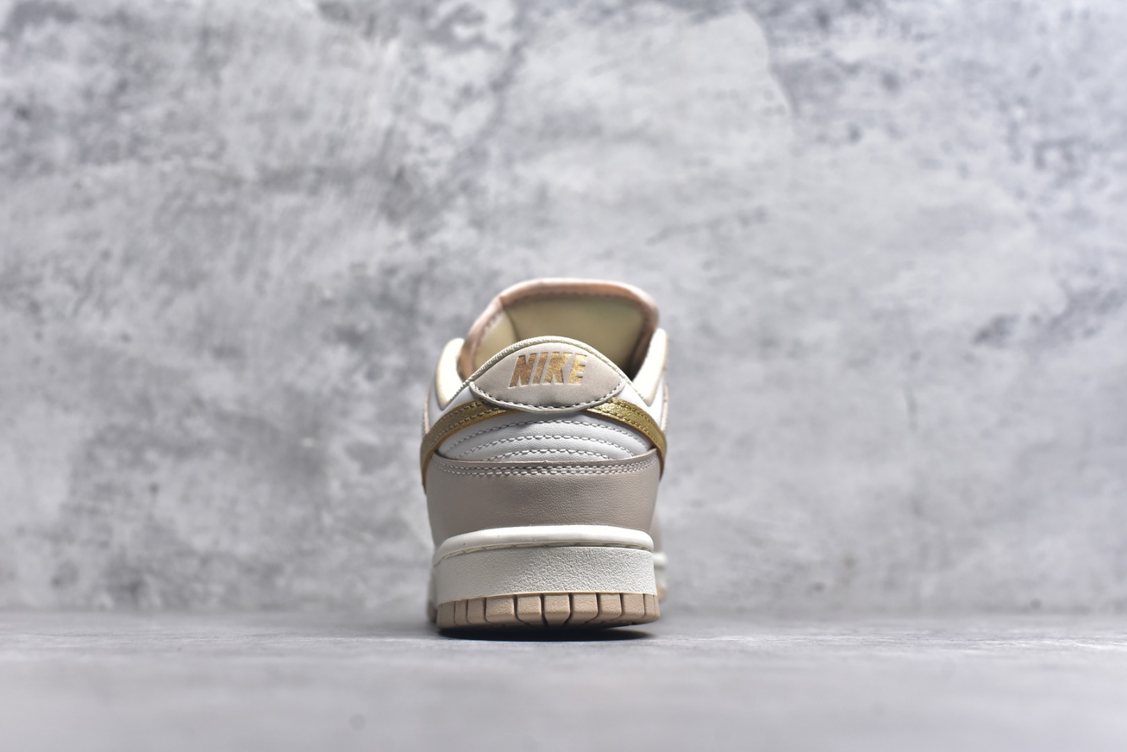 图片[5]-#开学季福利 纯原版本 NK Dunk Low 二十七色 全套原厂楦头原纸板数据档案倾力打造 原汁原味莞产 极致还原 圈内最强针车工艺 高端零售指定版 广东原厂配套原盒原标 鞋盒分三个尺码段 原厂冲刀 超高清洁度 全鞋零毛边皮料切割 采用原厂百宏鞋带以及原厂百宏织唛舌标 内标可供原厂几率过验 进口原装条纹中底布 四线拉帮白色点胶 原厂拉帮手法遵循公司 原厂电绣 尺码：36 36.5 37.5 38 38.5 39 40 40.5 41 42 42.5 43 44 44.5 45 46 47.5-选品中心