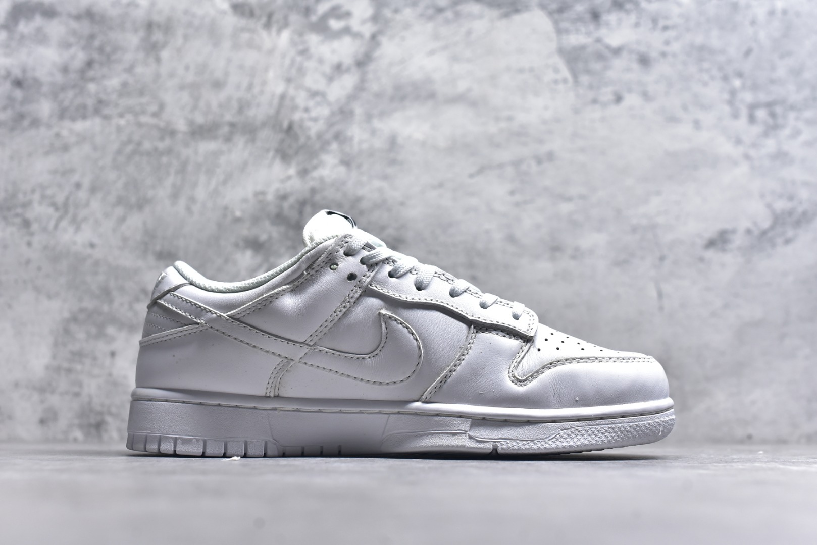 图片[3]-#开学季福利 纯原版本 NK Dunk Low 二十七色 全套原厂楦头原纸板数据档案倾力打造 原汁原味莞产 极致还原 圈内最强针车工艺 高端零售指定版 广东原厂配套原盒原标 鞋盒分三个尺码段 原厂冲刀 超高清洁度 全鞋零毛边皮料切割 采用原厂百宏鞋带以及原厂百宏织唛舌标 内标可供原厂几率过验 进口原装条纹中底布 四线拉帮白色点胶 原厂拉帮手法遵循公司 原厂电绣 尺码：36 36.5 37.5 38 38.5 39 40 40.5 41 42 42.5 43 44 44.5 45 46 47.5-选品中心