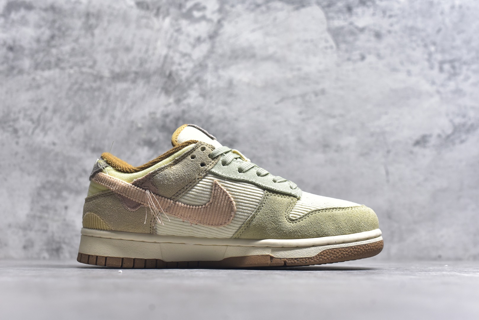 图片[3]-#开学季福利 纯原版本 NK Dunk Low 二十七色 全套原厂楦头原纸板数据档案倾力打造 原汁原味莞产 极致还原 圈内最强针车工艺 高端零售指定版 广东原厂配套原盒原标 鞋盒分三个尺码段 原厂冲刀 超高清洁度 全鞋零毛边皮料切割 采用原厂百宏鞋带以及原厂百宏织唛舌标 内标可供原厂几率过验 进口原装条纹中底布 四线拉帮白色点胶 原厂拉帮手法遵循公司 原厂电绣 尺码：36 36.5 37.5 38 38.5 39 40 40.5 41 42 42.5 43 44 44.5 45 46 47.5-选品中心