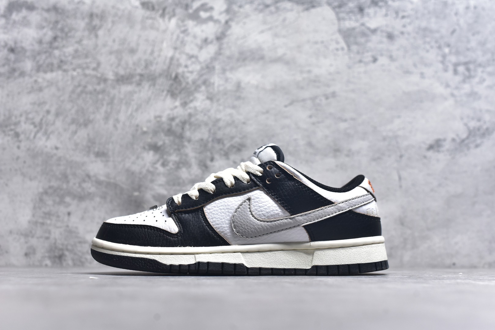 #开学季福利 纯原版本 NK Dunk Low 二十七色 全套原厂楦头原纸板数据档案倾力打造 原汁原味莞产 极致还原 圈内最强针车工艺 高端零售指定版 广东原厂配套原盒原标 鞋盒分三个尺码段 原厂冲刀 超高清洁度 全鞋零毛边皮料切割 采用原厂百宏鞋带以及原厂百宏织唛舌标 内标可供原厂几率过验 进口原装条纹中底布 四线拉帮白色点胶 原厂拉帮手法遵循公司 原厂电绣 尺码：36 36.5 37.5 38 38.5 39 40 40.5 41 42 42.5 43 44 44.5 45 46 47.5-选品中心