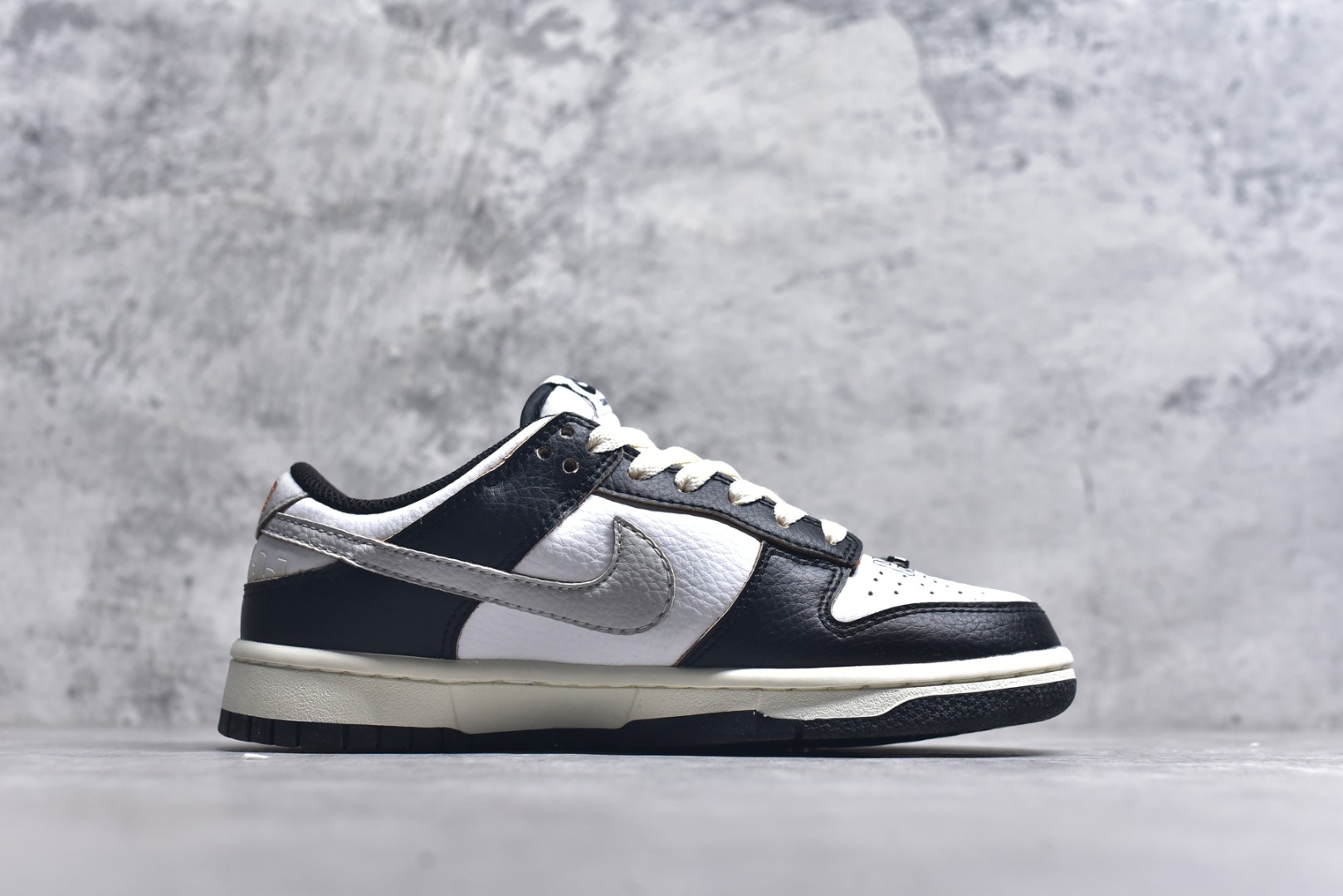 图片[3]-#开学季福利 纯原版本 NK Dunk Low 二十七色 全套原厂楦头原纸板数据档案倾力打造 原汁原味莞产 极致还原 圈内最强针车工艺 高端零售指定版 广东原厂配套原盒原标 鞋盒分三个尺码段 原厂冲刀 超高清洁度 全鞋零毛边皮料切割 采用原厂百宏鞋带以及原厂百宏织唛舌标 内标可供原厂几率过验 进口原装条纹中底布 四线拉帮白色点胶 原厂拉帮手法遵循公司 原厂电绣 尺码：36 36.5 37.5 38 38.5 39 40 40.5 41 42 42.5 43 44 44.5 45 46 47.5-选品中心