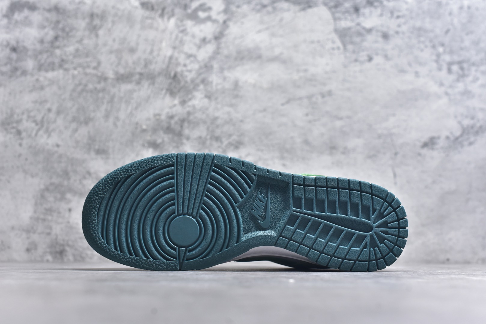 图片[6]-#开学季福利 纯原版本 NK Dunk Low 二十七色 全套原厂楦头原纸板数据档案倾力打造 原汁原味莞产 极致还原 圈内最强针车工艺 高端零售指定版 广东原厂配套原盒原标 鞋盒分三个尺码段 原厂冲刀 超高清洁度 全鞋零毛边皮料切割 采用原厂百宏鞋带以及原厂百宏织唛舌标 内标可供原厂几率过验 进口原装条纹中底布 四线拉帮白色点胶 原厂拉帮手法遵循公司 原厂电绣 尺码：36 36.5 37.5 38 38.5 39 40 40.5 41 42 42.5 43 44 44.5 45 46 47.5-选品中心