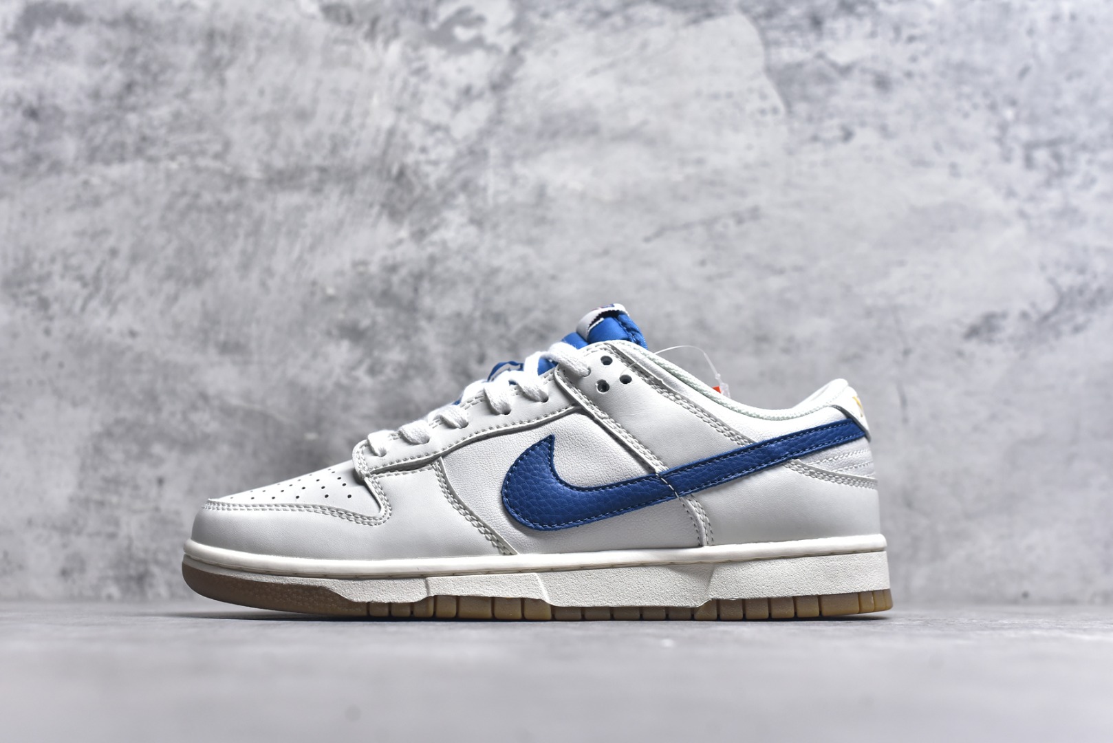 #开学季福利 纯原版本 NK Dunk Low 二十七色 全套原厂楦头原纸板数据档案倾力打造 原汁原味莞产 极致还原 圈内最强针车工艺 高端零售指定版 广东原厂配套原盒原标 鞋盒分三个尺码段 原厂冲刀 超高清洁度 全鞋零毛边皮料切割 采用原厂百宏鞋带以及原厂百宏织唛舌标 内标可供原厂几率过验 进口原装条纹中底布 四线拉帮白色点胶 原厂拉帮手法遵循公司 原厂电绣 尺码：36 36.5 37.5 38 38.5 39 40 40.5 41 42 42.5 43 44 44.5 45 46 47.5-选品中心