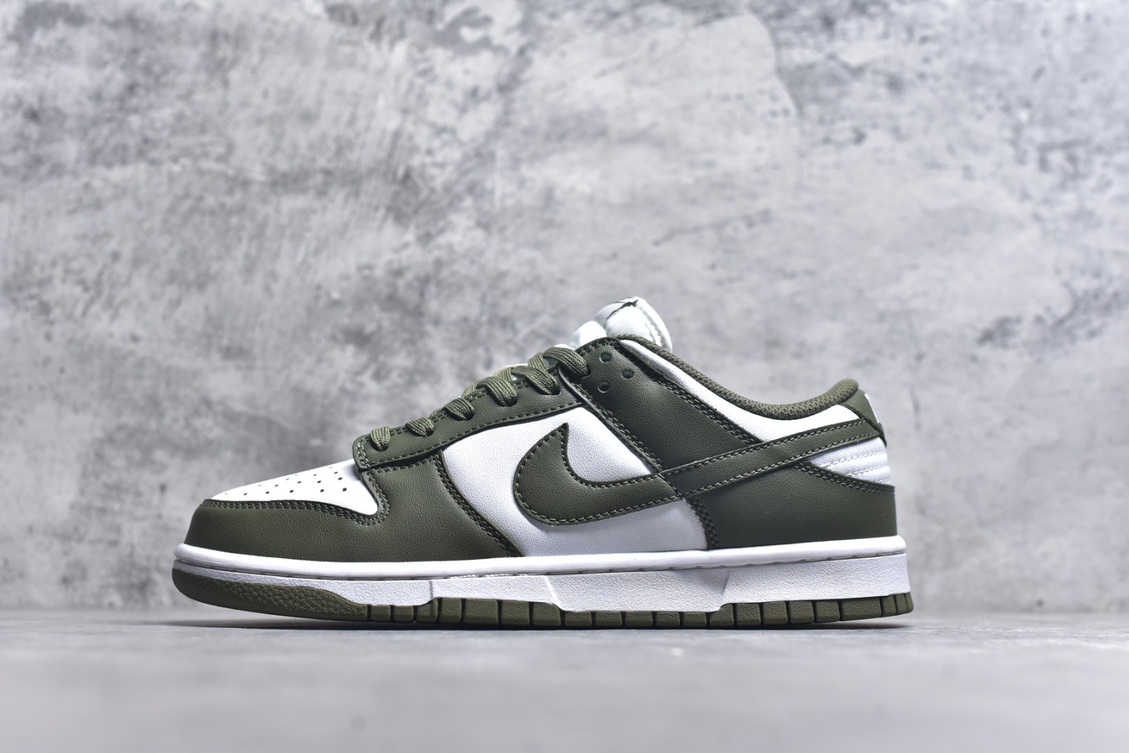 #开学季福利 纯原版本 NK Dunk Low 二十七色 全套原厂楦头原纸板数据档案倾力打造 原汁原味莞产 极致还原 圈内最强针车工艺 高端零售指定版 广东原厂配套原盒原标 鞋盒分三个尺码段 原厂冲刀 超高清洁度 全鞋零毛边皮料切割 采用原厂百宏鞋带以及原厂百宏织唛舌标 内标可供原厂几率过验 进口原装条纹中底布 四线拉帮白色点胶 原厂拉帮手法遵循公司 原厂电绣 尺码：36 36.5 37.5 38 38.5 39 40 40.5 41 42 42.5 43 44 44.5 45 46 47.5-选品中心