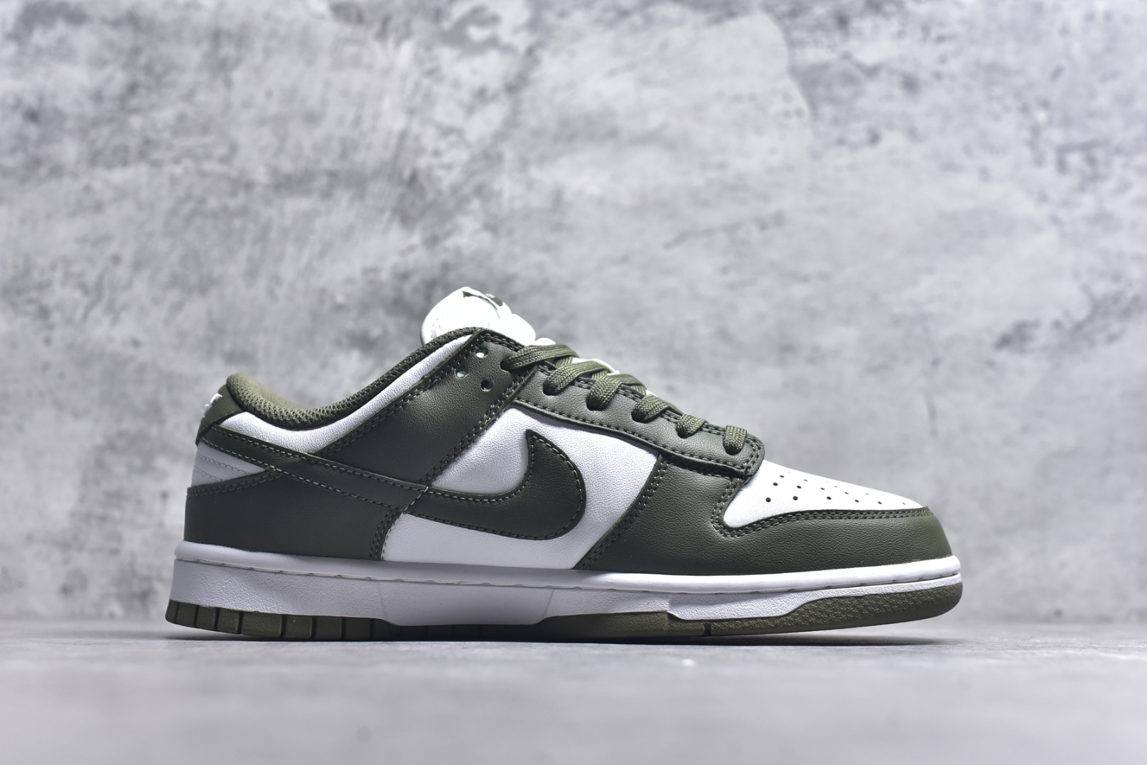 图片[3]-#开学季福利 纯原版本 NK Dunk Low 二十七色 全套原厂楦头原纸板数据档案倾力打造 原汁原味莞产 极致还原 圈内最强针车工艺 高端零售指定版 广东原厂配套原盒原标 鞋盒分三个尺码段 原厂冲刀 超高清洁度 全鞋零毛边皮料切割 采用原厂百宏鞋带以及原厂百宏织唛舌标 内标可供原厂几率过验 进口原装条纹中底布 四线拉帮白色点胶 原厂拉帮手法遵循公司 原厂电绣 尺码：36 36.5 37.5 38 38.5 39 40 40.5 41 42 42.5 43 44 44.5 45 46 47.5-选品中心