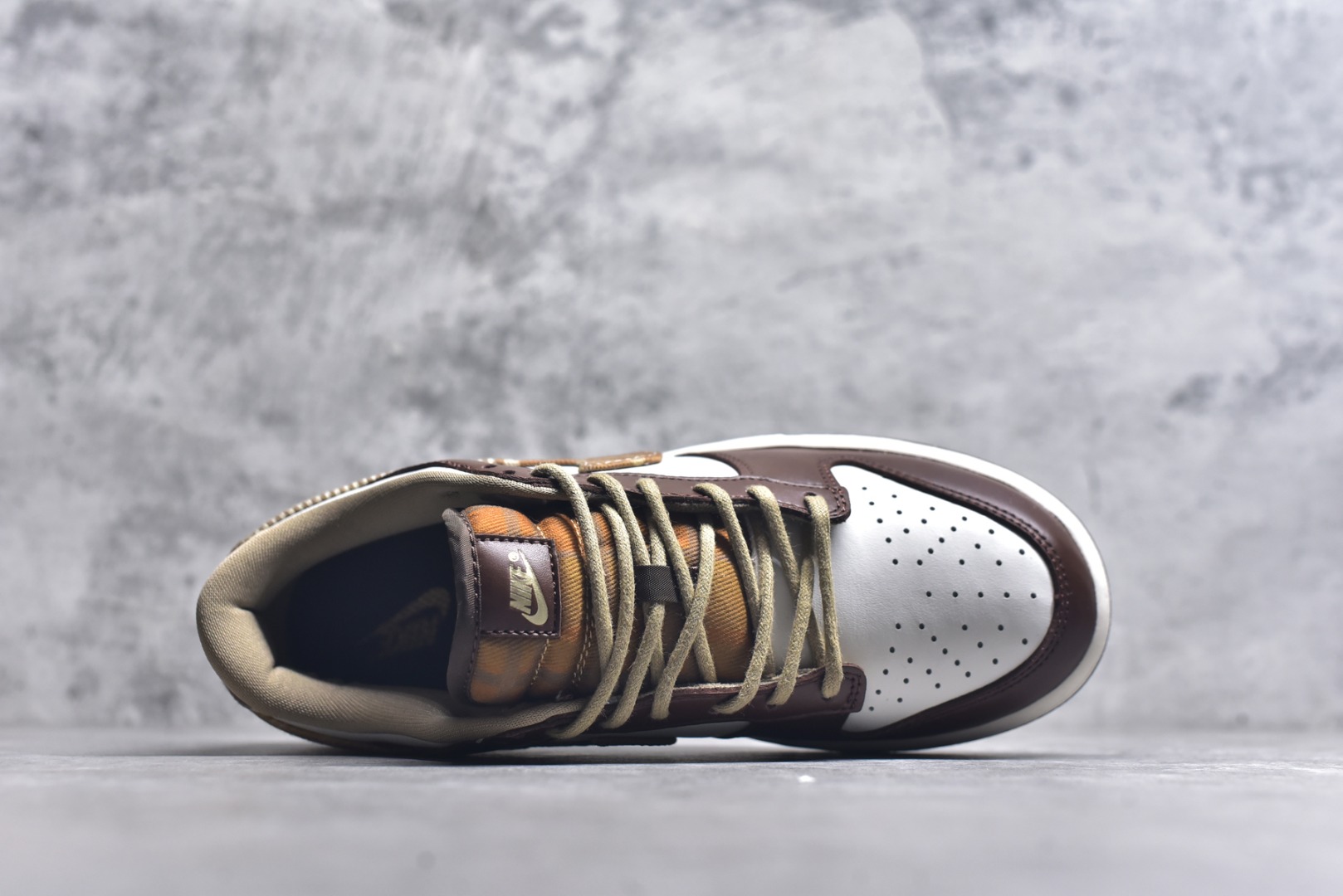 图片[4]-#开学季福利 纯原版本 NK Dunk Low 二十七色 全套原厂楦头原纸板数据档案倾力打造 原汁原味莞产 极致还原 圈内最强针车工艺 高端零售指定版 广东原厂配套原盒原标 鞋盒分三个尺码段 原厂冲刀 超高清洁度 全鞋零毛边皮料切割 采用原厂百宏鞋带以及原厂百宏织唛舌标 内标可供原厂几率过验 进口原装条纹中底布 四线拉帮白色点胶 原厂拉帮手法遵循公司 原厂电绣 尺码：36 36.5 37.5 38 38.5 39 40 40.5 41 42 42.5 43 44 44.5 45 46 47.5-选品中心