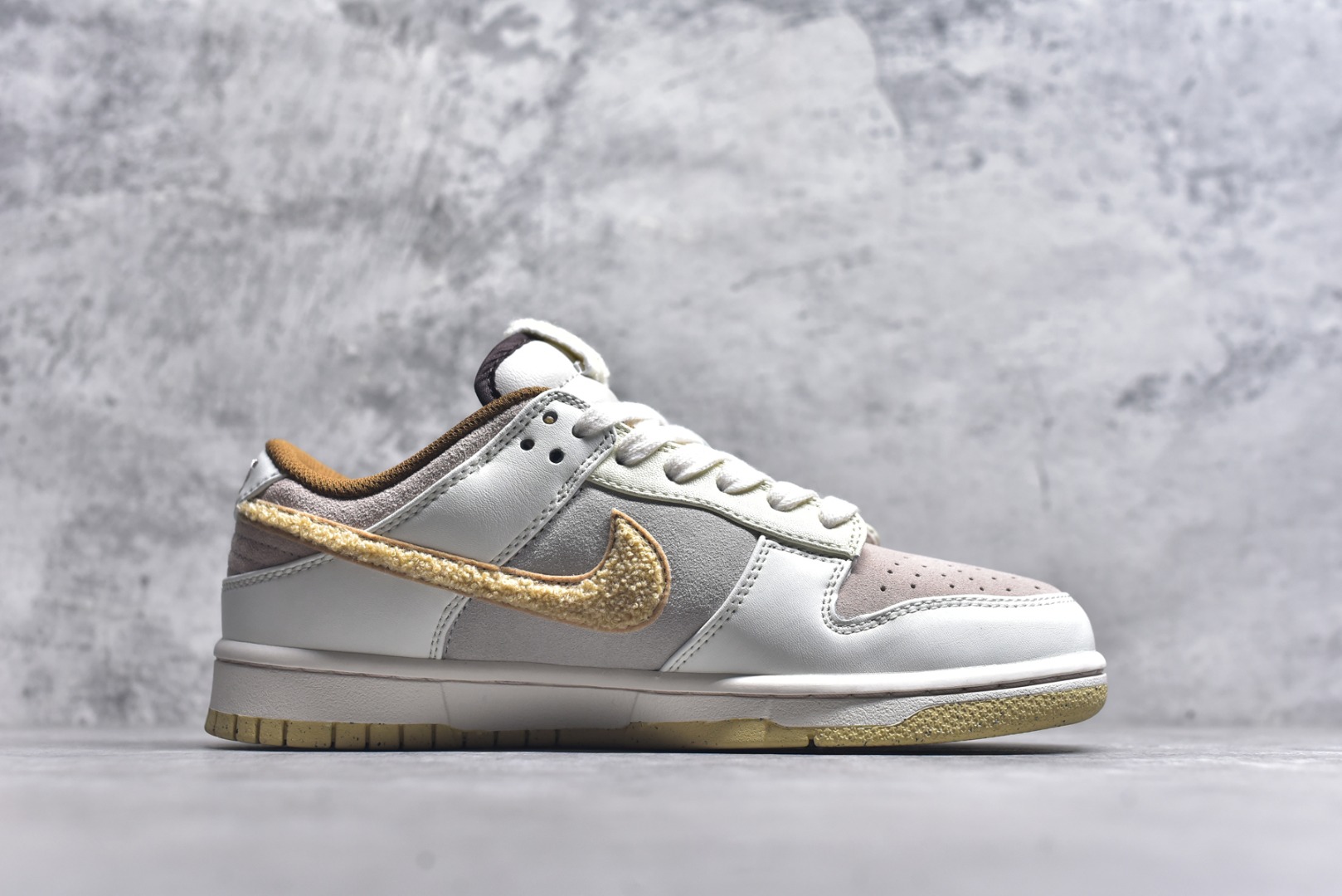 图片[3]-#开学季福利 纯原版本 NK Dunk Low 二十七色 全套原厂楦头原纸板数据档案倾力打造 原汁原味莞产 极致还原 圈内最强针车工艺 高端零售指定版 广东原厂配套原盒原标 鞋盒分三个尺码段 原厂冲刀 超高清洁度 全鞋零毛边皮料切割 采用原厂百宏鞋带以及原厂百宏织唛舌标 内标可供原厂几率过验 进口原装条纹中底布 四线拉帮白色点胶 原厂拉帮手法遵循公司 原厂电绣 尺码：36 36.5 37.5 38 38.5 39 40 40.5 41 42 42.5 43 44 44.5 45 46 47.5-选品中心