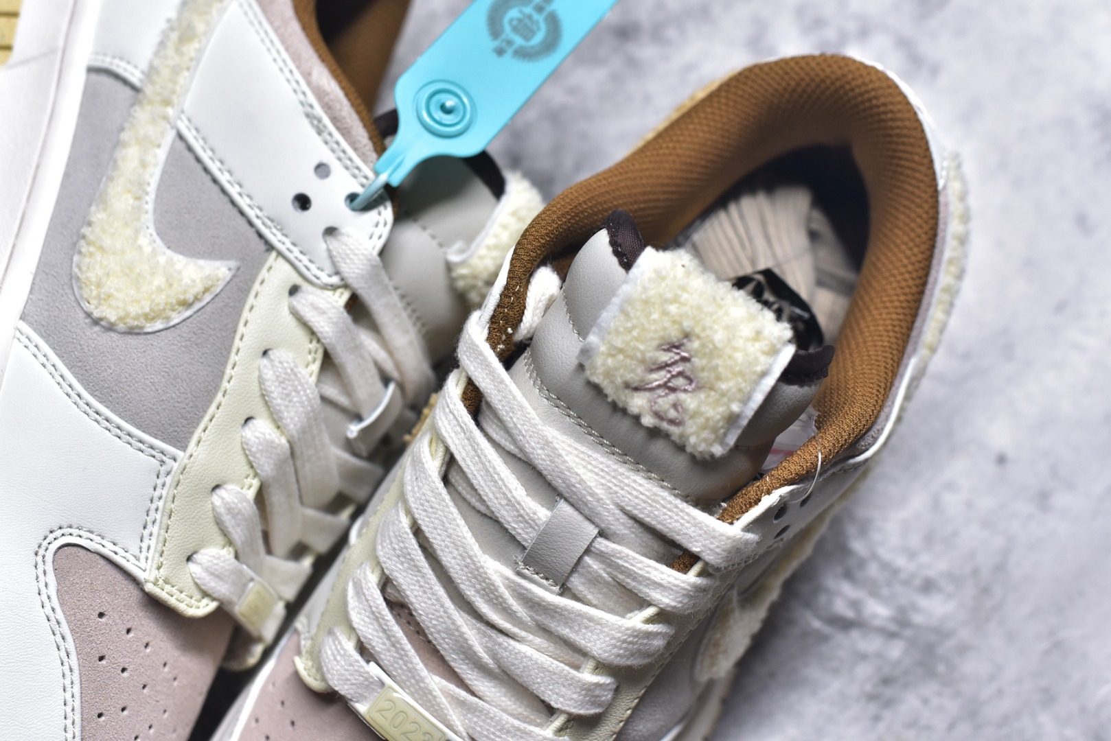 图片[9]-#开学季福利 纯原版本 NK Dunk Low 二十七色 全套原厂楦头原纸板数据档案倾力打造 原汁原味莞产 极致还原 圈内最强针车工艺 高端零售指定版 广东原厂配套原盒原标 鞋盒分三个尺码段 原厂冲刀 超高清洁度 全鞋零毛边皮料切割 采用原厂百宏鞋带以及原厂百宏织唛舌标 内标可供原厂几率过验 进口原装条纹中底布 四线拉帮白色点胶 原厂拉帮手法遵循公司 原厂电绣 尺码：36 36.5 37.5 38 38.5 39 40 40.5 41 42 42.5 43 44 44.5 45 46 47.5-选品中心