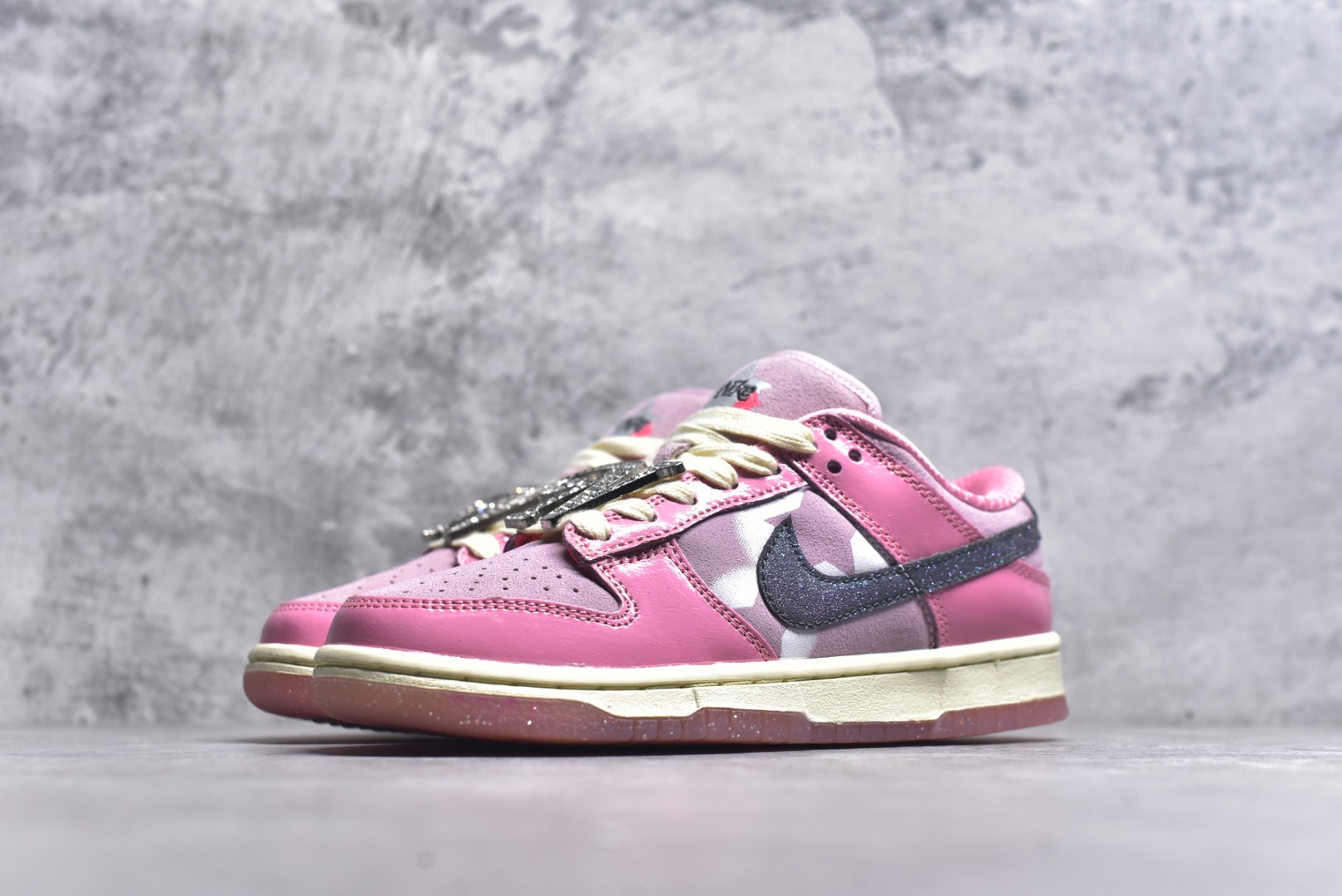 图片[2]-#开学季福利 纯原版本 NK Dunk Low 二十七色 全套原厂楦头原纸板数据档案倾力打造 原汁原味莞产 极致还原 圈内最强针车工艺 高端零售指定版 广东原厂配套原盒原标 鞋盒分三个尺码段 原厂冲刀 超高清洁度 全鞋零毛边皮料切割 采用原厂百宏鞋带以及原厂百宏织唛舌标 内标可供原厂几率过验 进口原装条纹中底布 四线拉帮白色点胶 原厂拉帮手法遵循公司 原厂电绣 尺码：36 36.5 37.5 38 38.5 39 40 40.5 41 42 42.5 43 44 44.5 45 46 47.5-选品中心