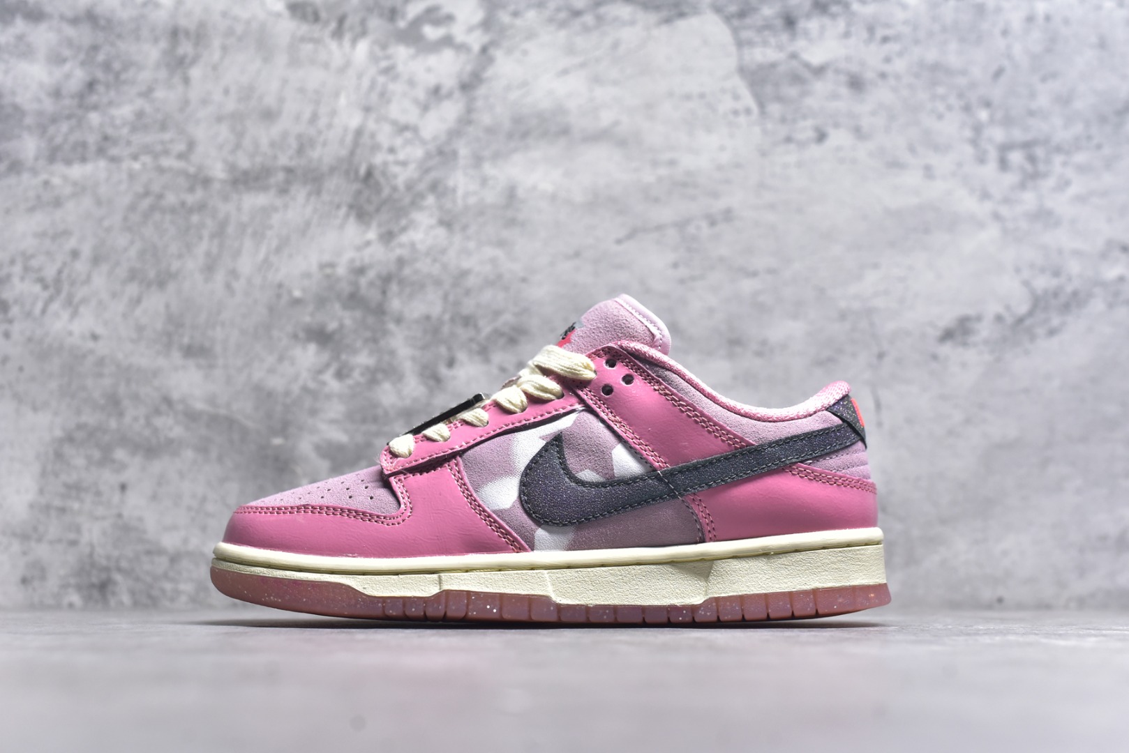 #开学季福利 纯原版本 NK Dunk Low 二十七色 全套原厂楦头原纸板数据档案倾力打造 原汁原味莞产 极致还原 圈内最强针车工艺 高端零售指定版 广东原厂配套原盒原标 鞋盒分三个尺码段 原厂冲刀 超高清洁度 全鞋零毛边皮料切割 采用原厂百宏鞋带以及原厂百宏织唛舌标 内标可供原厂几率过验 进口原装条纹中底布 四线拉帮白色点胶 原厂拉帮手法遵循公司 原厂电绣 尺码：36 36.5 37.5 38 38.5 39 40 40.5 41 42 42.5 43 44 44.5 45 46 47.5-选品中心