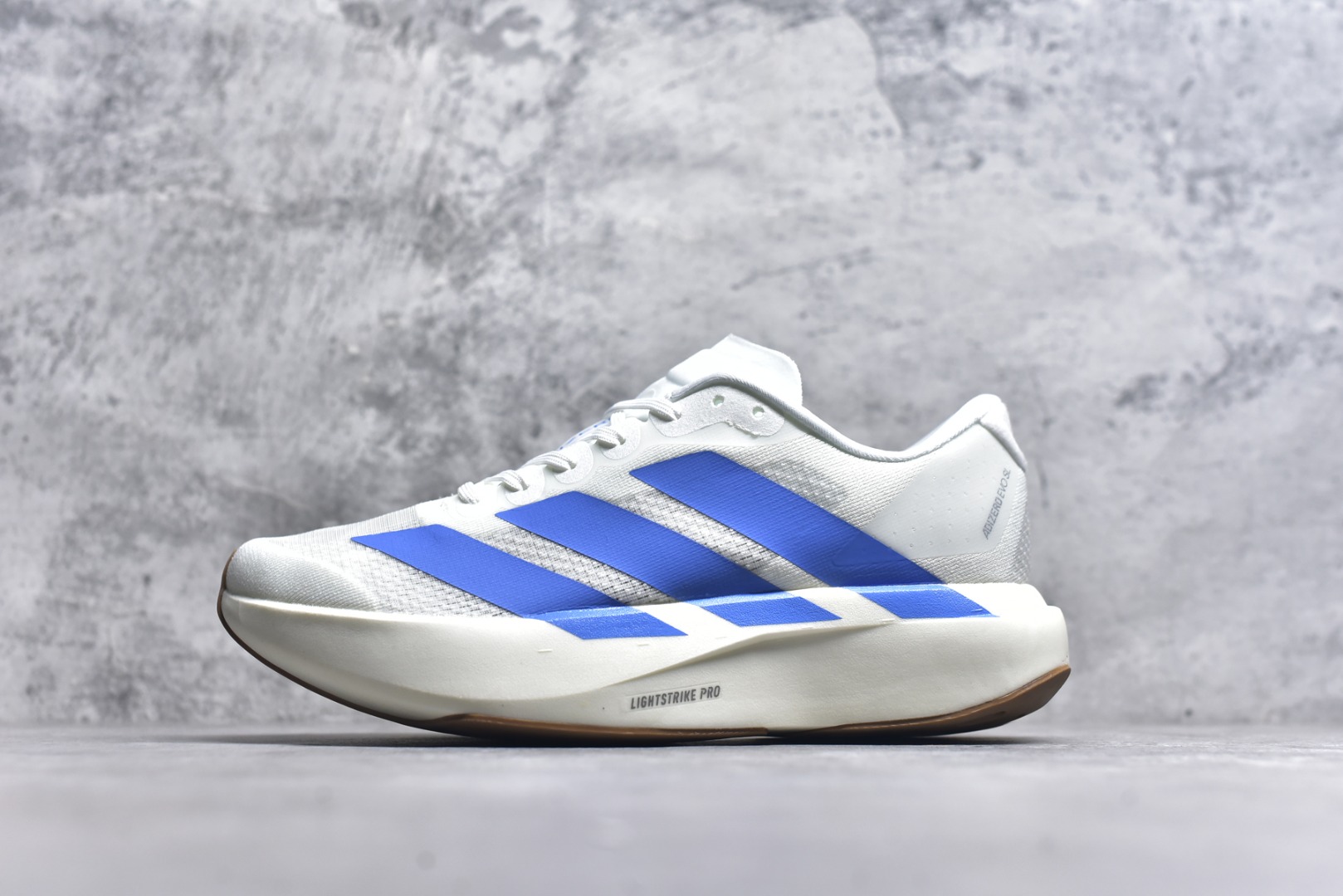 #Adidas Adizero Evo SL JS4454 阿迪超轻透气缓震跑鞋 #以令人难以置信的138克重量，刷新了跑鞋轻量化的记录，阿迪在材料科学和工艺技术上的深厚积累。 #全新鞋款采用Lightweight Upper材料，让穿着者几乎能够体验到一种\