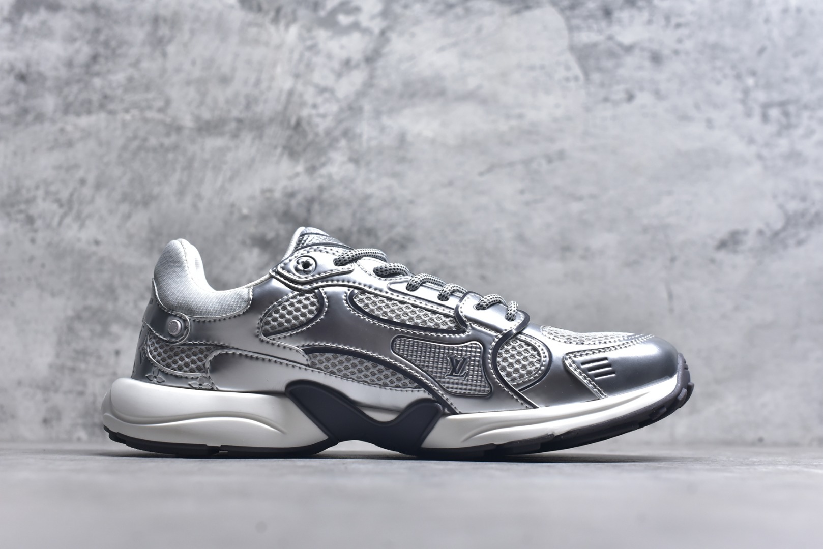 图片[3]-#X1 东莞纯原顶级版本 原版一比一开发 预计今年一款爆款 各大社媒超高点赞 市面最高 细节全方位做到1.1版本路易威登 最新Olympia系列 情侣款 银角大王 休闲 运动鞋 跑鞋 本款 LV Olympia 运动鞋融合网格面料与金属质感合成皮革等科技面料，以利落简约设计重绎经典跑鞋设计。轻盈 EVA 外底成就舒弹穿着体验。Monogram 压纹与 LV 字母等丰富细节树立辨识度 配送专柜精美包装 面料采用原版进口科技面料+网面 内里使用原版定制透气网里 原版开模橡胶发泡材质 size ：35-45-选品中心