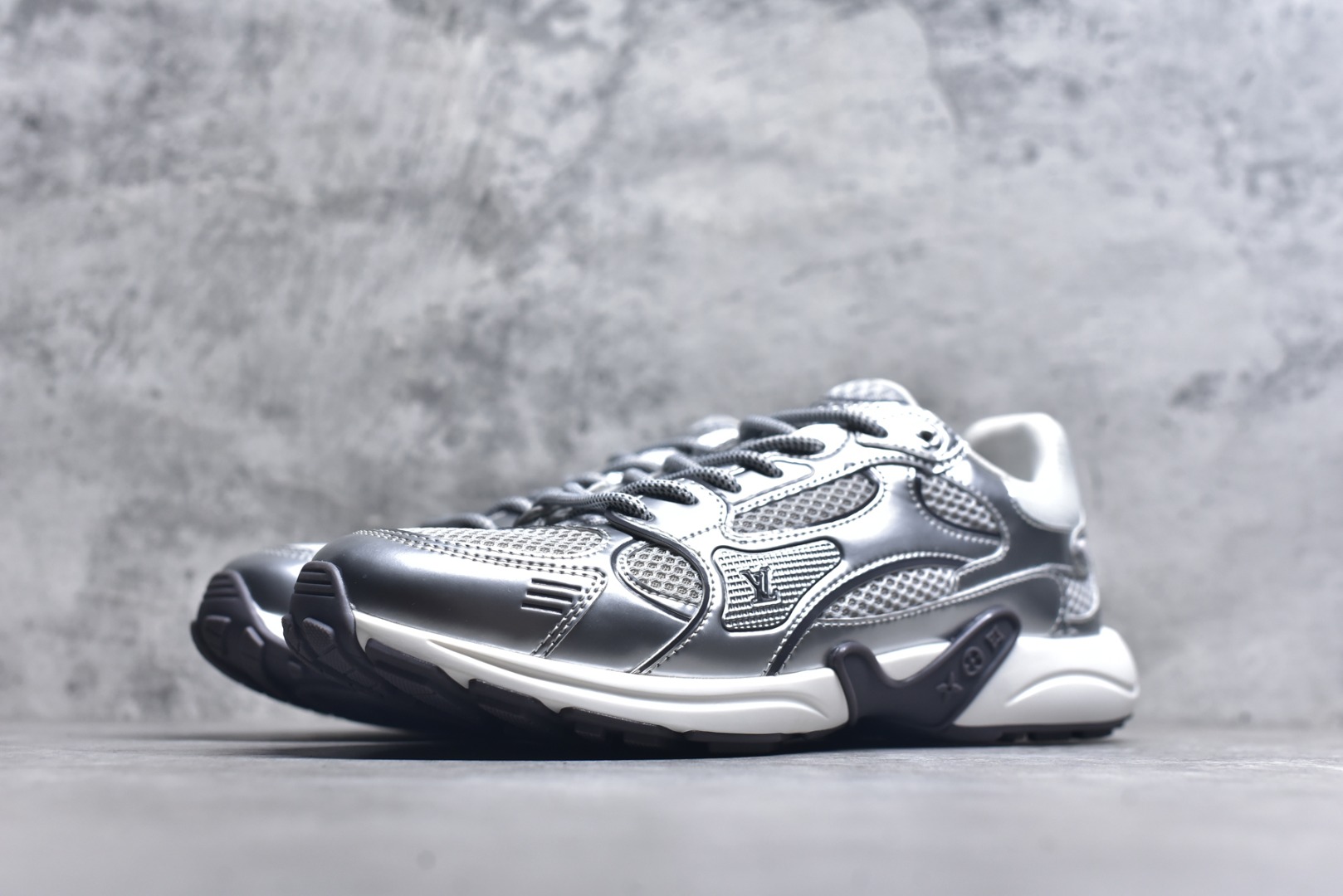 图片[2]-#X1 东莞纯原顶级版本 原版一比一开发 预计今年一款爆款 各大社媒超高点赞 市面最高 细节全方位做到1.1版本路易威登 最新Olympia系列 情侣款 银角大王 休闲 运动鞋 跑鞋 本款 LV Olympia 运动鞋融合网格面料与金属质感合成皮革等科技面料，以利落简约设计重绎经典跑鞋设计。轻盈 EVA 外底成就舒弹穿着体验。Monogram 压纹与 LV 字母等丰富细节树立辨识度 配送专柜精美包装 面料采用原版进口科技面料+网面 内里使用原版定制透气网里 原版开模橡胶发泡材质 size ：35-45-选品中心