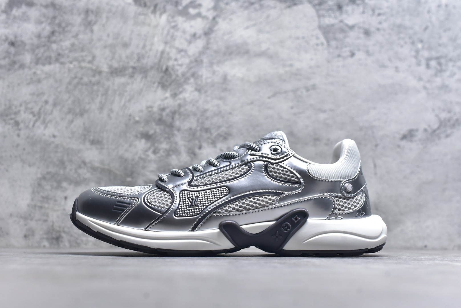 #X1 东莞纯原顶级版本 原版一比一开发 预计今年一款爆款 各大社媒超高点赞 市面最高 细节全方位做到1.1版本路易威登 最新Olympia系列 情侣款 银角大王 休闲 运动鞋 跑鞋 本款 LV Olympia 运动鞋融合网格面料与金属质感合成皮革等科技面料，以利落简约设计重绎经典跑鞋设计。轻盈 EVA 外底成就舒弹穿着体验。Monogram 压纹与 LV 字母等丰富细节树立辨识度 配送专柜精美包装 面料采用原版进口科技面料+网面 内里使用原版定制透气网里 原版开模橡胶发泡材质 size ：35-45-选品中心