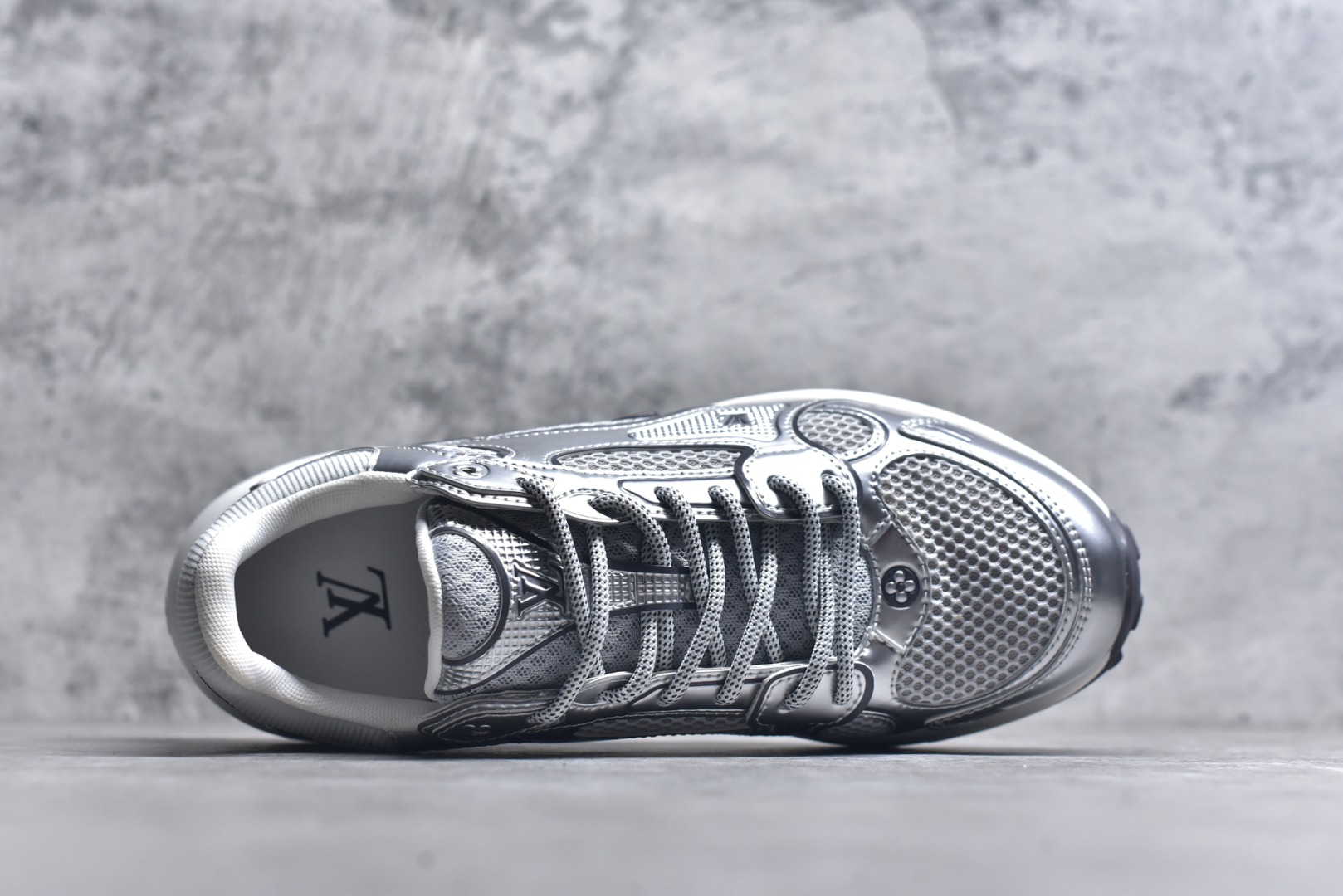 图片[4]-#X1 东莞纯原顶级版本 原版一比一开发 预计今年一款爆款 各大社媒超高点赞 市面最高 细节全方位做到1.1版本路易威登 最新Olympia系列 情侣款 银角大王 休闲 运动鞋 跑鞋 本款 LV Olympia 运动鞋融合网格面料与金属质感合成皮革等科技面料，以利落简约设计重绎经典跑鞋设计。轻盈 EVA 外底成就舒弹穿着体验。Monogram 压纹与 LV 字母等丰富细节树立辨识度 配送专柜精美包装 面料采用原版进口科技面料+网面 内里使用原版定制透气网里 原版开模橡胶发泡材质 size ：35-45-选品中心