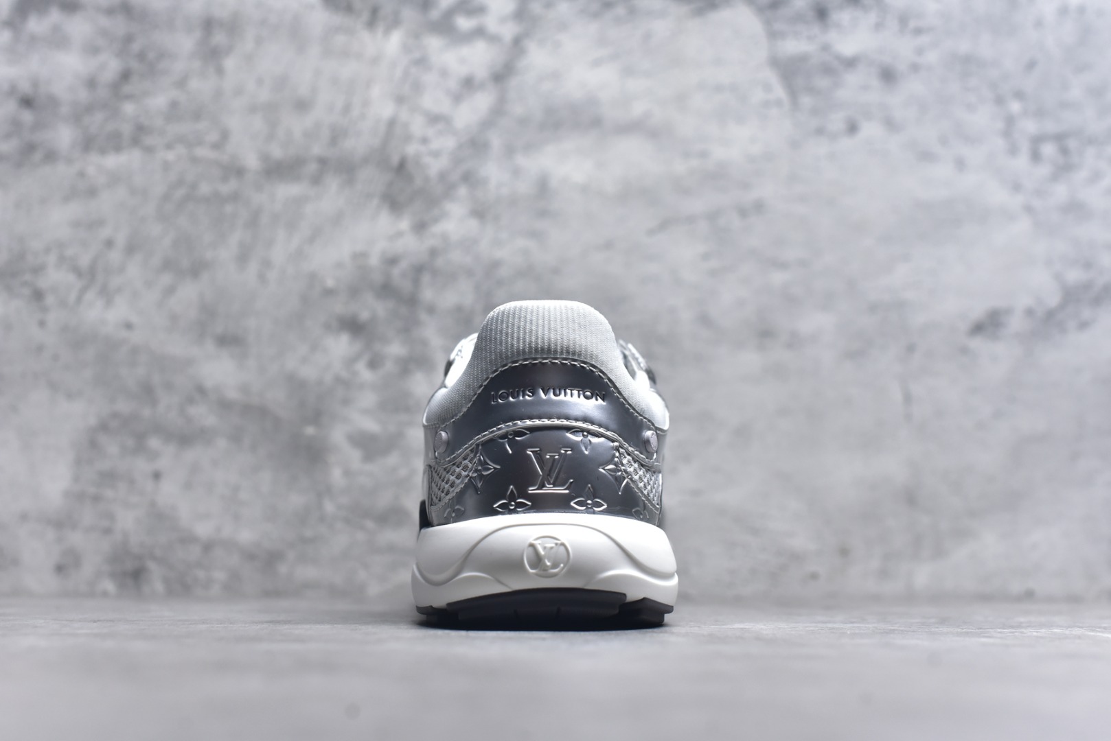 图片[5]-#X1 东莞纯原顶级版本 原版一比一开发 预计今年一款爆款 各大社媒超高点赞 市面最高 细节全方位做到1.1版本路易威登 最新Olympia系列 情侣款 银角大王 休闲 运动鞋 跑鞋 本款 LV Olympia 运动鞋融合网格面料与金属质感合成皮革等科技面料，以利落简约设计重绎经典跑鞋设计。轻盈 EVA 外底成就舒弹穿着体验。Monogram 压纹与 LV 字母等丰富细节树立辨识度 配送专柜精美包装 面料采用原版进口科技面料+网面 内里使用原版定制透气网里 原版开模橡胶发泡材质 size ：35-45-选品中心