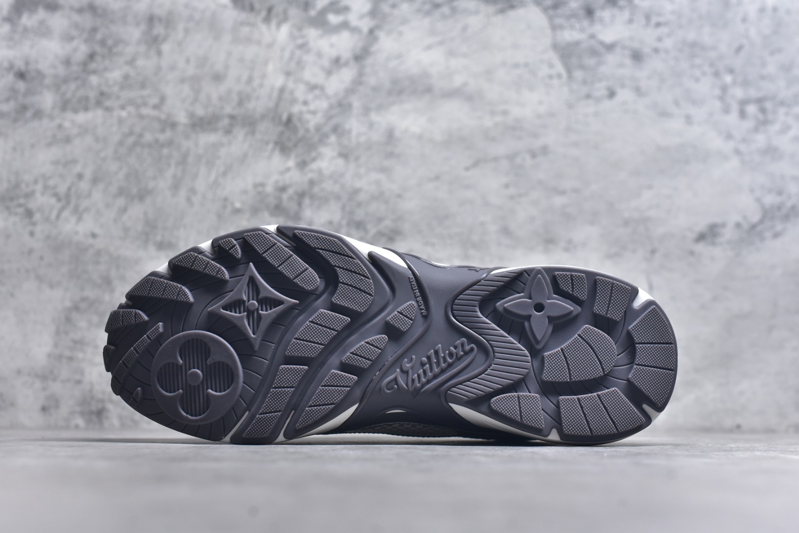 图片[6]-#X1 东莞纯原顶级版本 原版一比一开发 预计今年一款爆款 各大社媒超高点赞 市面最高 细节全方位做到1.1版本路易威登 最新Olympia系列 情侣款 银角大王 休闲 运动鞋 跑鞋 本款 LV Olympia 运动鞋融合网格面料与金属质感合成皮革等科技面料，以利落简约设计重绎经典跑鞋设计。轻盈 EVA 外底成就舒弹穿着体验。Monogram 压纹与 LV 字母等丰富细节树立辨识度 配送专柜精美包装 面料采用原版进口科技面料+网面 内里使用原版定制透气网里 原版开模橡胶发泡材质 size ：35-45-选品中心