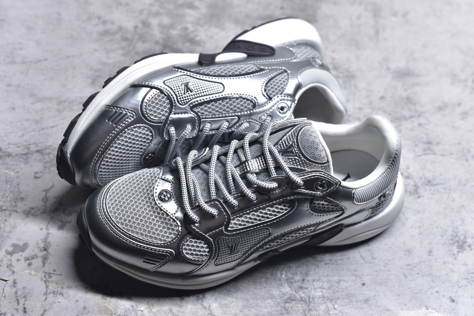 图片[7]-#X1 东莞纯原顶级版本 原版一比一开发 预计今年一款爆款 各大社媒超高点赞 市面最高 细节全方位做到1.1版本路易威登 最新Olympia系列 情侣款 银角大王 休闲 运动鞋 跑鞋 本款 LV Olympia 运动鞋融合网格面料与金属质感合成皮革等科技面料，以利落简约设计重绎经典跑鞋设计。轻盈 EVA 外底成就舒弹穿着体验。Monogram 压纹与 LV 字母等丰富细节树立辨识度 配送专柜精美包装 面料采用原版进口科技面料+网面 内里使用原版定制透气网里 原版开模橡胶发泡材质 size ：35-45-选品中心