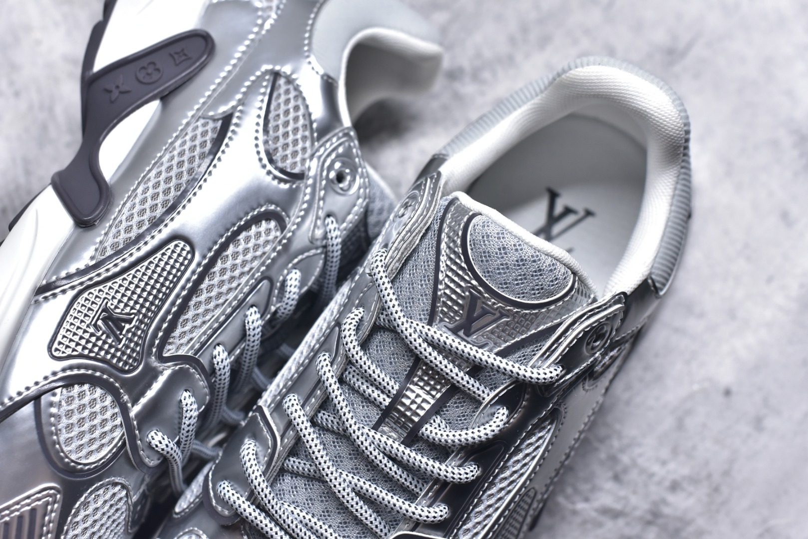 图片[9]-#X1 东莞纯原顶级版本 原版一比一开发 预计今年一款爆款 各大社媒超高点赞 市面最高 细节全方位做到1.1版本路易威登 最新Olympia系列 情侣款 银角大王 休闲 运动鞋 跑鞋 本款 LV Olympia 运动鞋融合网格面料与金属质感合成皮革等科技面料，以利落简约设计重绎经典跑鞋设计。轻盈 EVA 外底成就舒弹穿着体验。Monogram 压纹与 LV 字母等丰富细节树立辨识度 配送专柜精美包装 面料采用原版进口科技面料+网面 内里使用原版定制透气网里 原版开模橡胶发泡材质 size ：35-45-选品中心