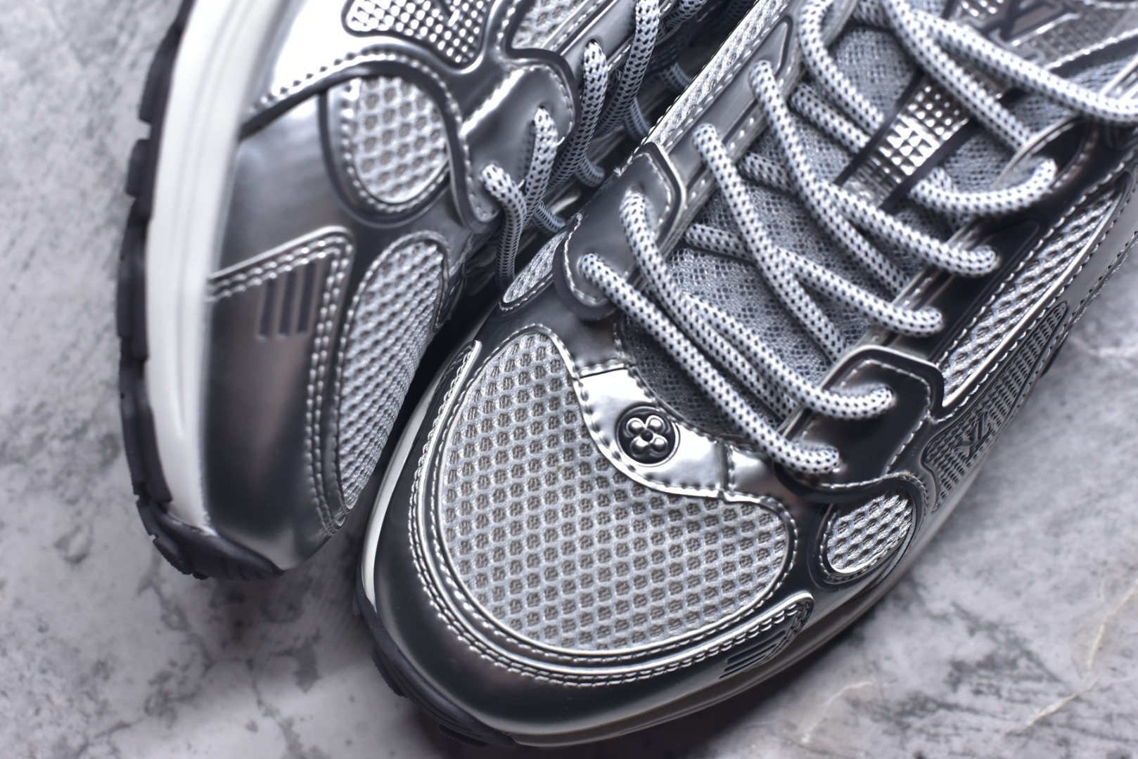 图片[8]-#X1 东莞纯原顶级版本 原版一比一开发 预计今年一款爆款 各大社媒超高点赞 市面最高 细节全方位做到1.1版本路易威登 最新Olympia系列 情侣款 银角大王 休闲 运动鞋 跑鞋 本款 LV Olympia 运动鞋融合网格面料与金属质感合成皮革等科技面料，以利落简约设计重绎经典跑鞋设计。轻盈 EVA 外底成就舒弹穿着体验。Monogram 压纹与 LV 字母等丰富细节树立辨识度 配送专柜精美包装 面料采用原版进口科技面料+网面 内里使用原版定制透气网里 原版开模橡胶发泡材质 size ：35-45-选品中心