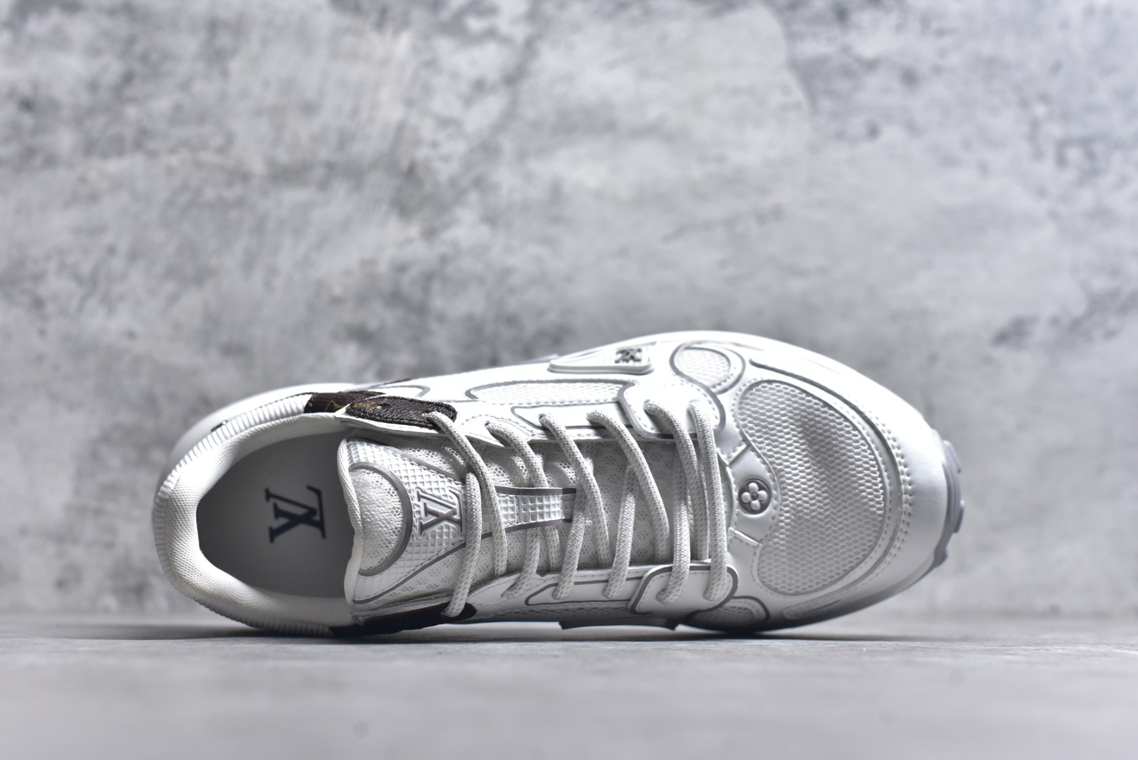 图片[4]-#X1 东莞纯原顶级版本 原版一比一开发 预计今年一款爆款 各大社媒超高点赞 市面最高 细节全方位做到1.1版本路易威登 最新Olympia系列 情侣款 银角大王 休闲 运动鞋 跑鞋 本款 LV Olympia 运动鞋融合网格面料与金属质感合成皮革等科技面料，以利落简约设计重绎经典跑鞋设计。轻盈 EVA 外底成就舒弹穿着体验。Monogram 压纹与 LV 字母等丰富细节树立辨识度 配送专柜精美包装 面料采用原版进口科技面料+网面 内里使用原版定制透气网里 原版开模橡胶发泡材质 size ：35-45-选品中心