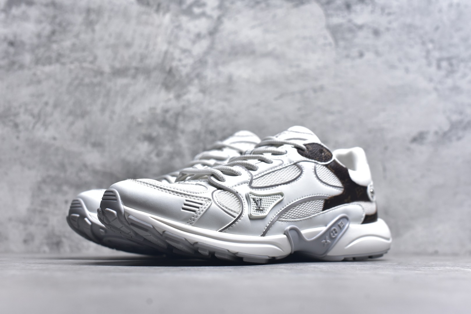 图片[2]-#X1 东莞纯原顶级版本 原版一比一开发 预计今年一款爆款 各大社媒超高点赞 市面最高 细节全方位做到1.1版本路易威登 最新Olympia系列 情侣款 银角大王 休闲 运动鞋 跑鞋 本款 LV Olympia 运动鞋融合网格面料与金属质感合成皮革等科技面料，以利落简约设计重绎经典跑鞋设计。轻盈 EVA 外底成就舒弹穿着体验。Monogram 压纹与 LV 字母等丰富细节树立辨识度 配送专柜精美包装 面料采用原版进口科技面料+网面 内里使用原版定制透气网里 原版开模橡胶发泡材质 size ：35-45-选品中心