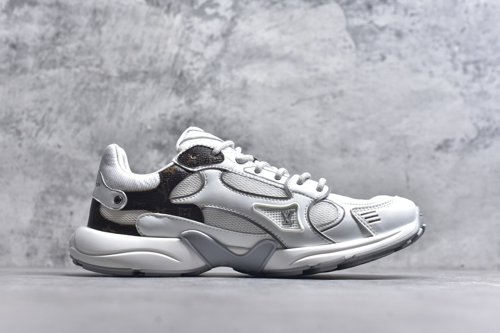 图片[3]-#X1 东莞纯原顶级版本 原版一比一开发 预计今年一款爆款 各大社媒超高点赞 市面最高 细节全方位做到1.1版本路易威登 最新Olympia系列 情侣款 银角大王 休闲 运动鞋 跑鞋 本款 LV Olympia 运动鞋融合网格面料与金属质感合成皮革等科技面料，以利落简约设计重绎经典跑鞋设计。轻盈 EVA 外底成就舒弹穿着体验。Monogram 压纹与 LV 字母等丰富细节树立辨识度 配送专柜精美包装 面料采用原版进口科技面料+网面 内里使用原版定制透气网里 原版开模橡胶发泡材质 size ：35-45-选品中心
