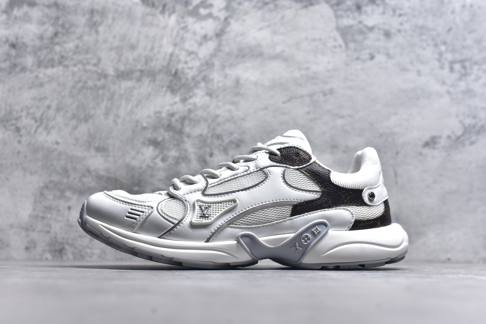 #X1 东莞纯原顶级版本 原版一比一开发 预计今年一款爆款 各大社媒超高点赞 市面最高 细节全方位做到1.1版本路易威登 最新Olympia系列 情侣款 银角大王 休闲 运动鞋 跑鞋 本款 LV Olympia 运动鞋融合网格面料与金属质感合成皮革等科技面料，以利落简约设计重绎经典跑鞋设计。轻盈 EVA 外底成就舒弹穿着体验。Monogram 压纹与 LV 字母等丰富细节树立辨识度 配送专柜精美包装 面料采用原版进口科技面料+网面 内里使用原版定制透气网里 原版开模橡胶发泡材质 size ：35-45-选品中心