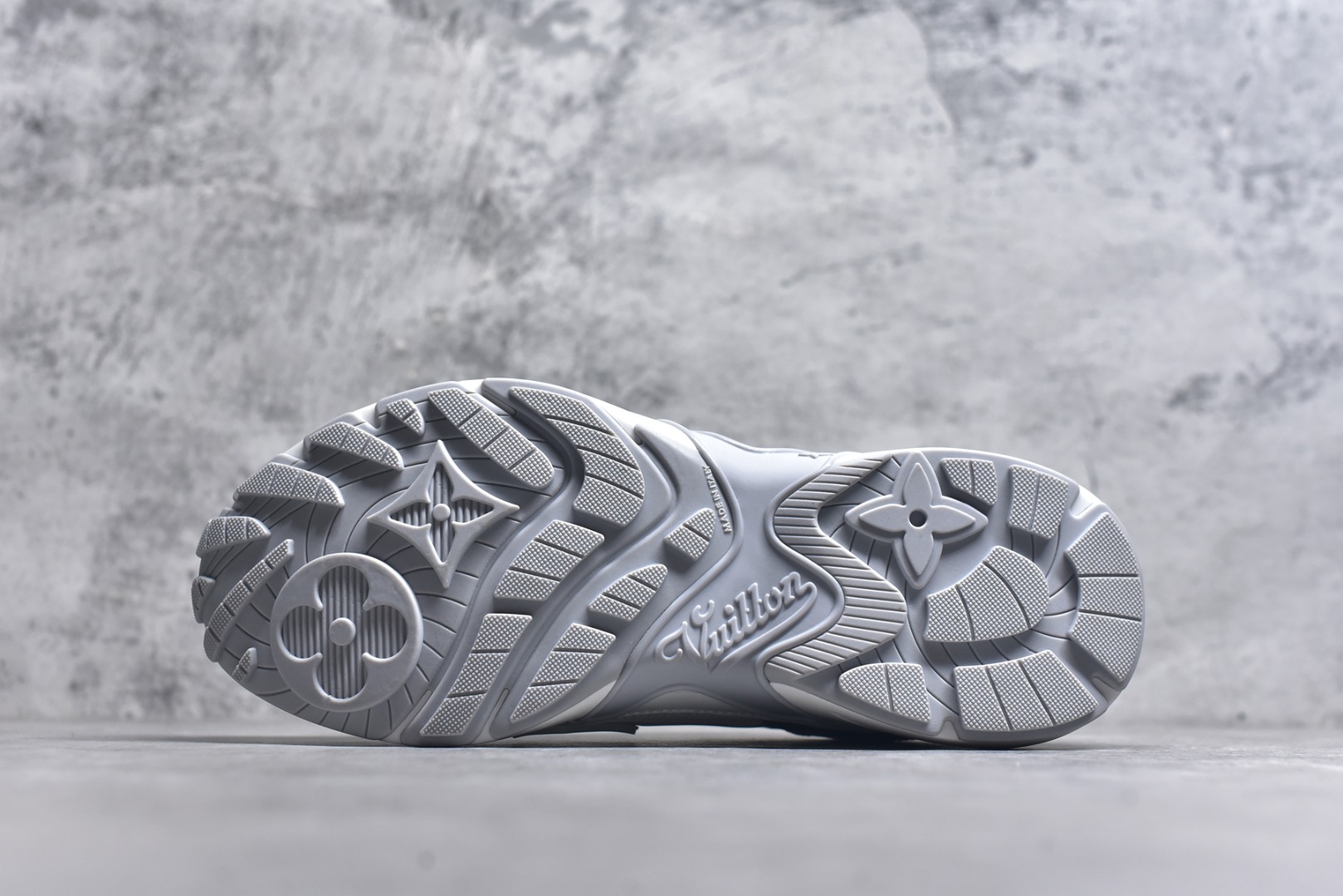 图片[6]-#X1 东莞纯原顶级版本 原版一比一开发 预计今年一款爆款 各大社媒超高点赞 市面最高 细节全方位做到1.1版本路易威登 最新Olympia系列 情侣款 银角大王 休闲 运动鞋 跑鞋 本款 LV Olympia 运动鞋融合网格面料与金属质感合成皮革等科技面料，以利落简约设计重绎经典跑鞋设计。轻盈 EVA 外底成就舒弹穿着体验。Monogram 压纹与 LV 字母等丰富细节树立辨识度 配送专柜精美包装 面料采用原版进口科技面料+网面 内里使用原版定制透气网里 原版开模橡胶发泡材质 size ：35-45-选品中心