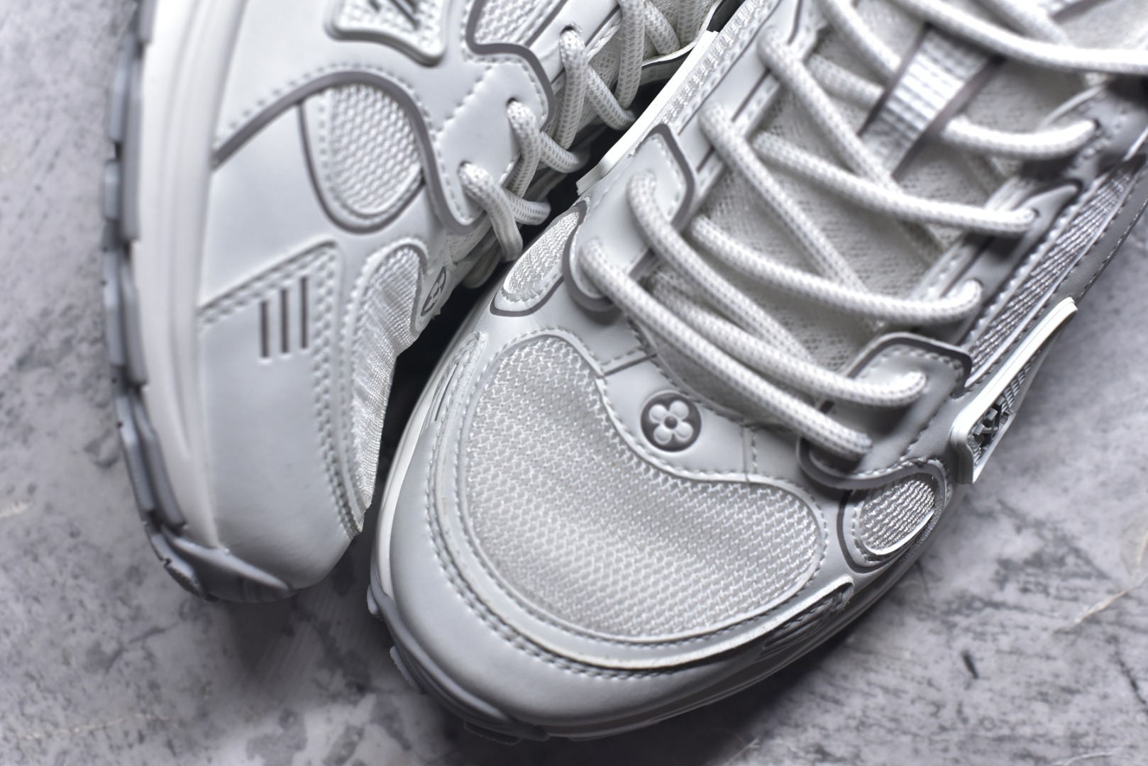 图片[8]-#X1 东莞纯原顶级版本 原版一比一开发 预计今年一款爆款 各大社媒超高点赞 市面最高 细节全方位做到1.1版本路易威登 最新Olympia系列 情侣款 银角大王 休闲 运动鞋 跑鞋 本款 LV Olympia 运动鞋融合网格面料与金属质感合成皮革等科技面料，以利落简约设计重绎经典跑鞋设计。轻盈 EVA 外底成就舒弹穿着体验。Monogram 压纹与 LV 字母等丰富细节树立辨识度 配送专柜精美包装 面料采用原版进口科技面料+网面 内里使用原版定制透气网里 原版开模橡胶发泡材质 size ：35-45-选品中心