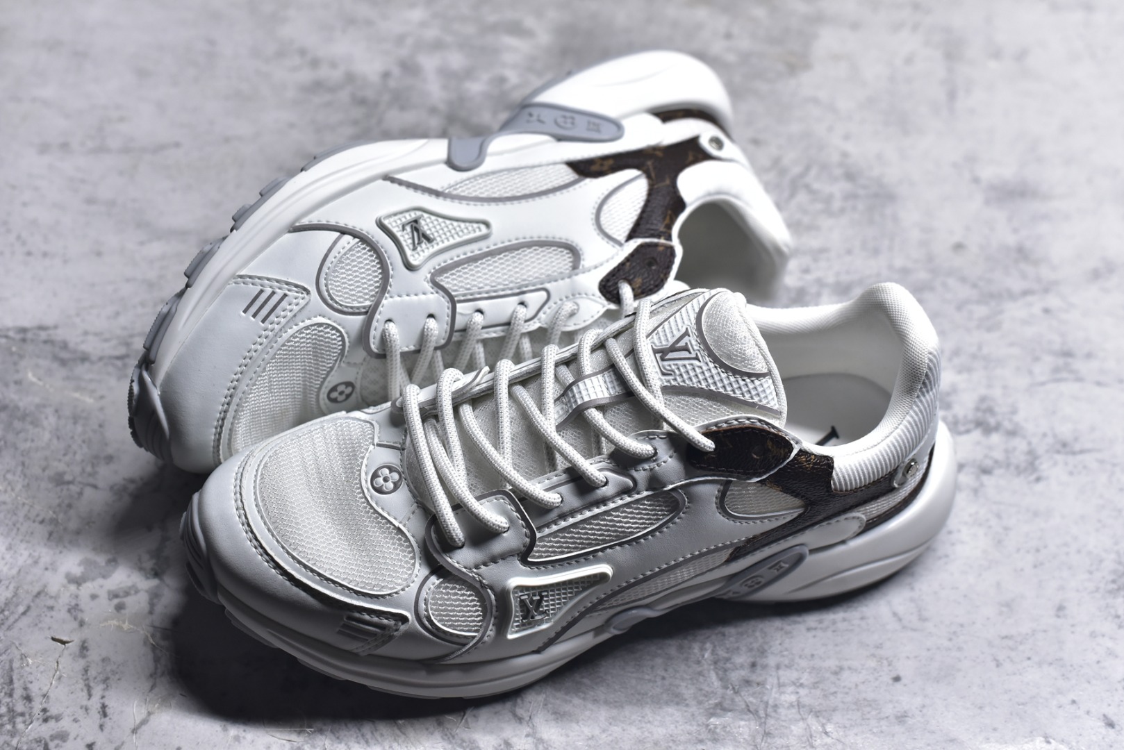 图片[7]-#X1 东莞纯原顶级版本 原版一比一开发 预计今年一款爆款 各大社媒超高点赞 市面最高 细节全方位做到1.1版本路易威登 最新Olympia系列 情侣款 银角大王 休闲 运动鞋 跑鞋 本款 LV Olympia 运动鞋融合网格面料与金属质感合成皮革等科技面料，以利落简约设计重绎经典跑鞋设计。轻盈 EVA 外底成就舒弹穿着体验。Monogram 压纹与 LV 字母等丰富细节树立辨识度 配送专柜精美包装 面料采用原版进口科技面料+网面 内里使用原版定制透气网里 原版开模橡胶发泡材质 size ：35-45-选品中心