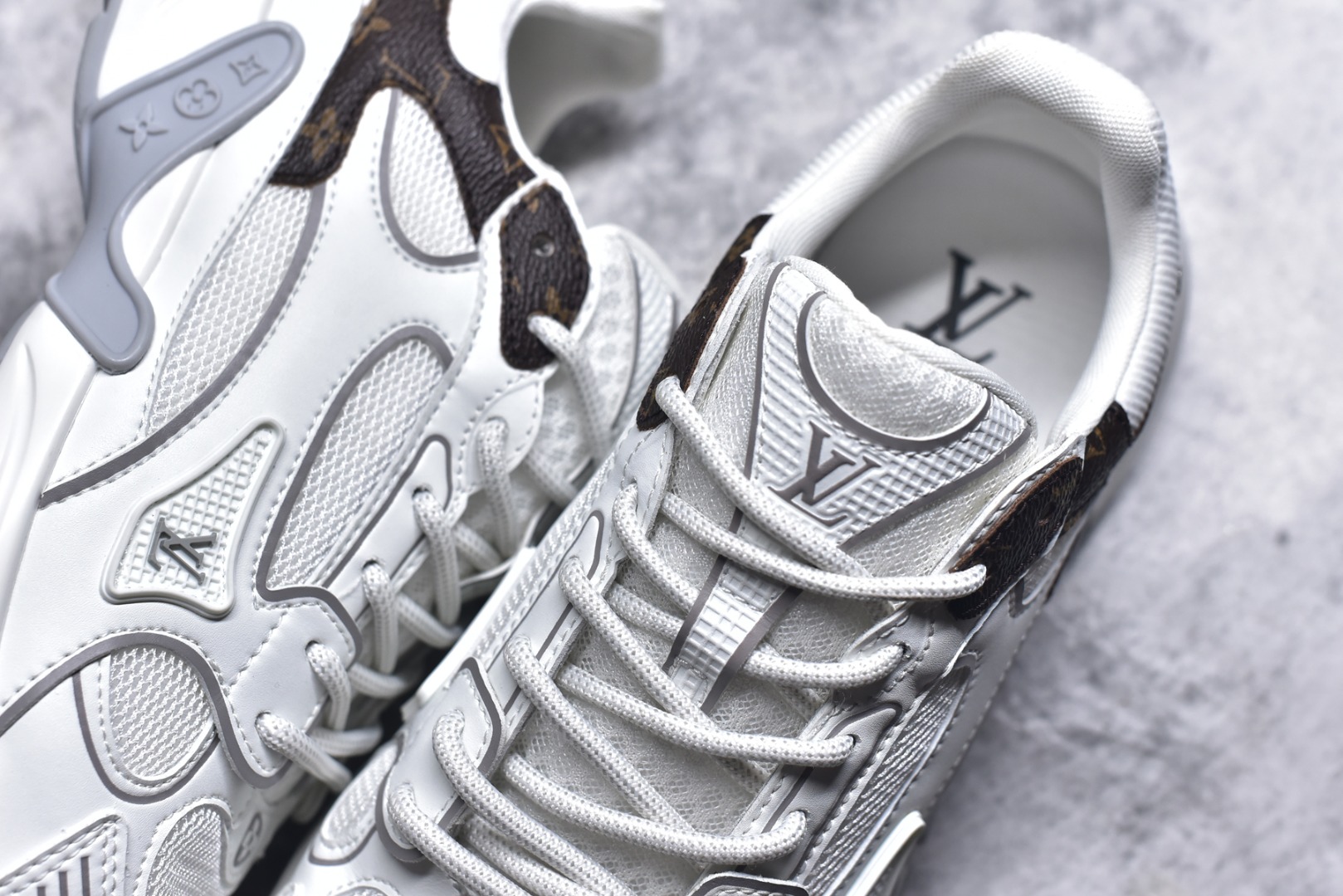 图片[9]-#X1 东莞纯原顶级版本 原版一比一开发 预计今年一款爆款 各大社媒超高点赞 市面最高 细节全方位做到1.1版本路易威登 最新Olympia系列 情侣款 银角大王 休闲 运动鞋 跑鞋 本款 LV Olympia 运动鞋融合网格面料与金属质感合成皮革等科技面料，以利落简约设计重绎经典跑鞋设计。轻盈 EVA 外底成就舒弹穿着体验。Monogram 压纹与 LV 字母等丰富细节树立辨识度 配送专柜精美包装 面料采用原版进口科技面料+网面 内里使用原版定制透气网里 原版开模橡胶发泡材质 size ：35-45-选品中心