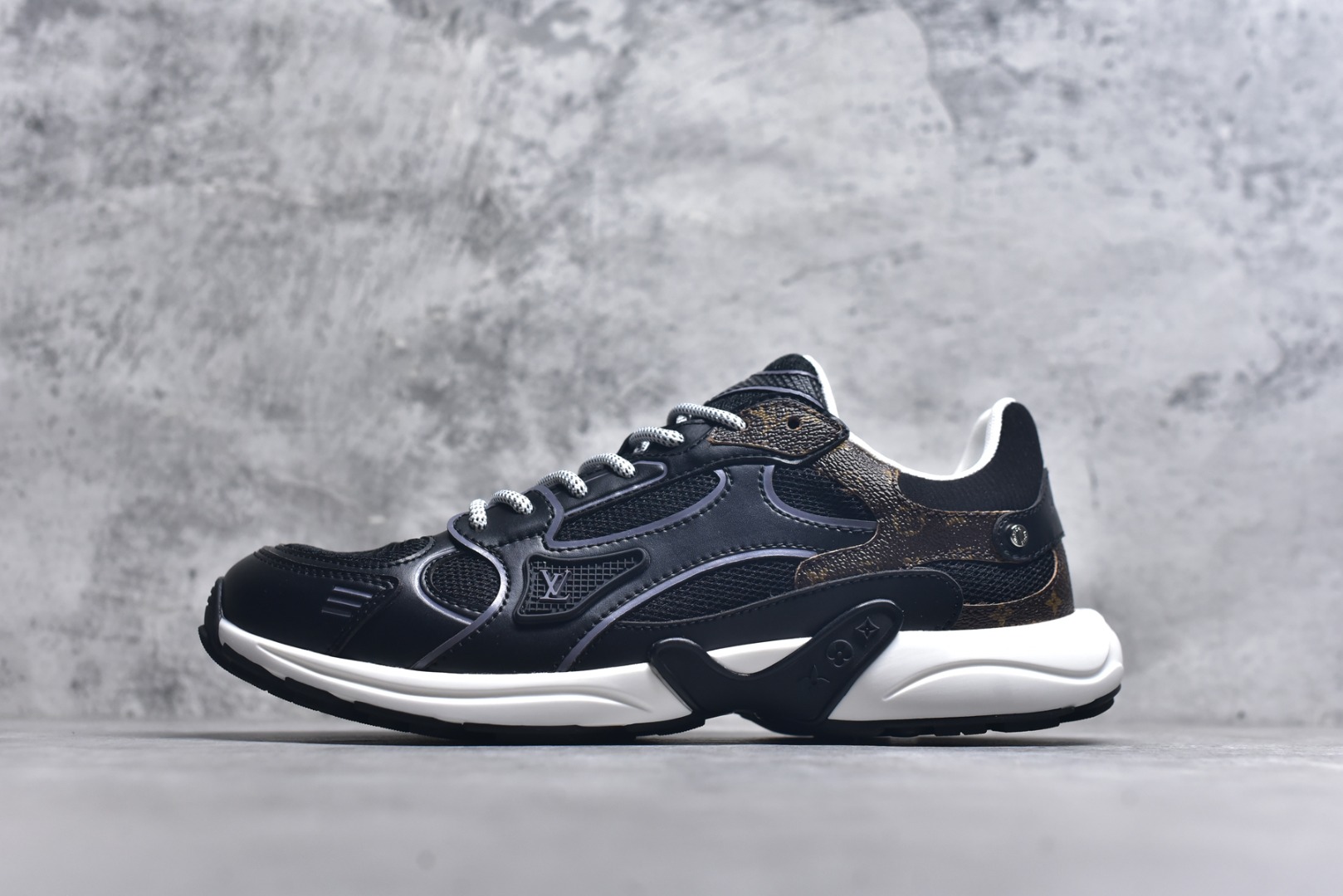 #X1 东莞纯原顶级版本 原版一比一开发 预计今年一款爆款 各大社媒超高点赞 市面最高 细节全方位做到1.1版本路易威登 最新Olympia系列 情侣款 银角大王 休闲 运动鞋 跑鞋 本款 LV Olympia 运动鞋融合网格面料与金属质感合成皮革等科技面料，以利落简约设计重绎经典跑鞋设计。轻盈 EVA 外底成就舒弹穿着体验。Monogram 压纹与 LV 字母等丰富细节树立辨识度 配送专柜精美包装 面料采用原版进口科技面料+网面 内里使用原版定制透气网里 原版开模橡胶发泡材质 size ：35-45-选品中心