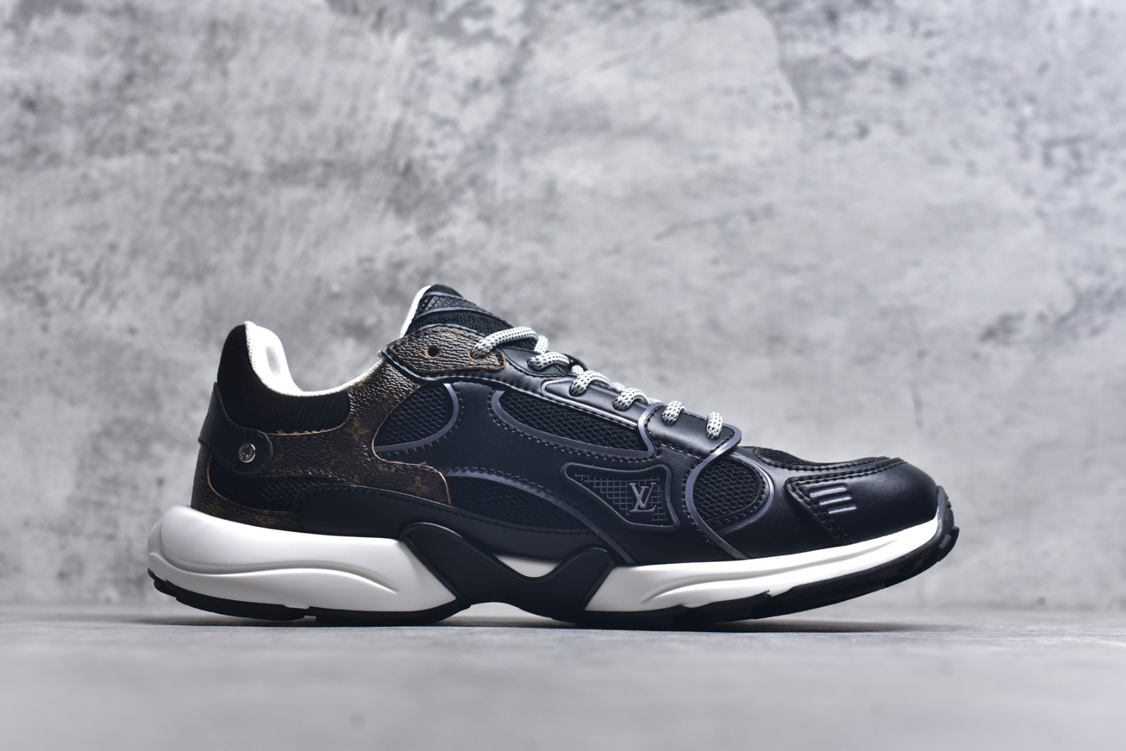 图片[3]-#X1 东莞纯原顶级版本 原版一比一开发 预计今年一款爆款 各大社媒超高点赞 市面最高 细节全方位做到1.1版本路易威登 最新Olympia系列 情侣款 银角大王 休闲 运动鞋 跑鞋 本款 LV Olympia 运动鞋融合网格面料与金属质感合成皮革等科技面料，以利落简约设计重绎经典跑鞋设计。轻盈 EVA 外底成就舒弹穿着体验。Monogram 压纹与 LV 字母等丰富细节树立辨识度 配送专柜精美包装 面料采用原版进口科技面料+网面 内里使用原版定制透气网里 原版开模橡胶发泡材质 size ：35-45-选品中心
