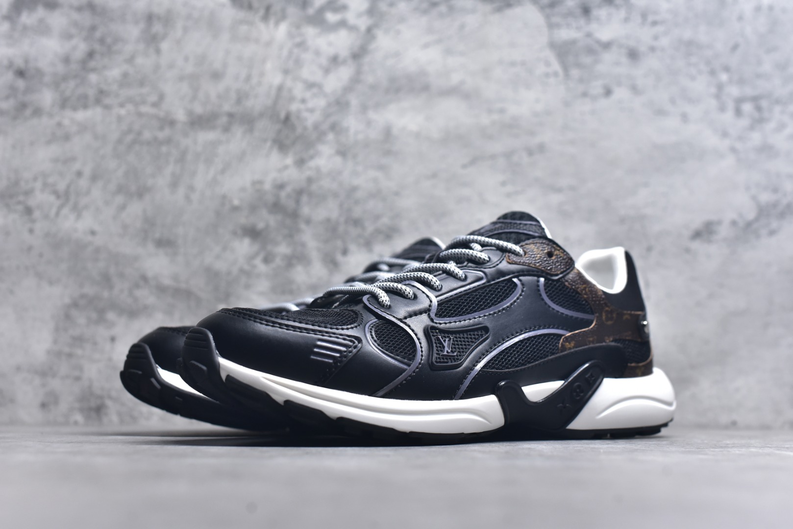 图片[2]-#X1 东莞纯原顶级版本 原版一比一开发 预计今年一款爆款 各大社媒超高点赞 市面最高 细节全方位做到1.1版本路易威登 最新Olympia系列 情侣款 银角大王 休闲 运动鞋 跑鞋 本款 LV Olympia 运动鞋融合网格面料与金属质感合成皮革等科技面料，以利落简约设计重绎经典跑鞋设计。轻盈 EVA 外底成就舒弹穿着体验。Monogram 压纹与 LV 字母等丰富细节树立辨识度 配送专柜精美包装 面料采用原版进口科技面料+网面 内里使用原版定制透气网里 原版开模橡胶发泡材质 size ：35-45-选品中心