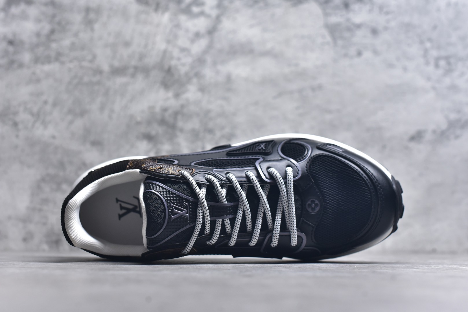 图片[4]-#X1 东莞纯原顶级版本 原版一比一开发 预计今年一款爆款 各大社媒超高点赞 市面最高 细节全方位做到1.1版本路易威登 最新Olympia系列 情侣款 银角大王 休闲 运动鞋 跑鞋 本款 LV Olympia 运动鞋融合网格面料与金属质感合成皮革等科技面料，以利落简约设计重绎经典跑鞋设计。轻盈 EVA 外底成就舒弹穿着体验。Monogram 压纹与 LV 字母等丰富细节树立辨识度 配送专柜精美包装 面料采用原版进口科技面料+网面 内里使用原版定制透气网里 原版开模橡胶发泡材质 size ：35-45-选品中心