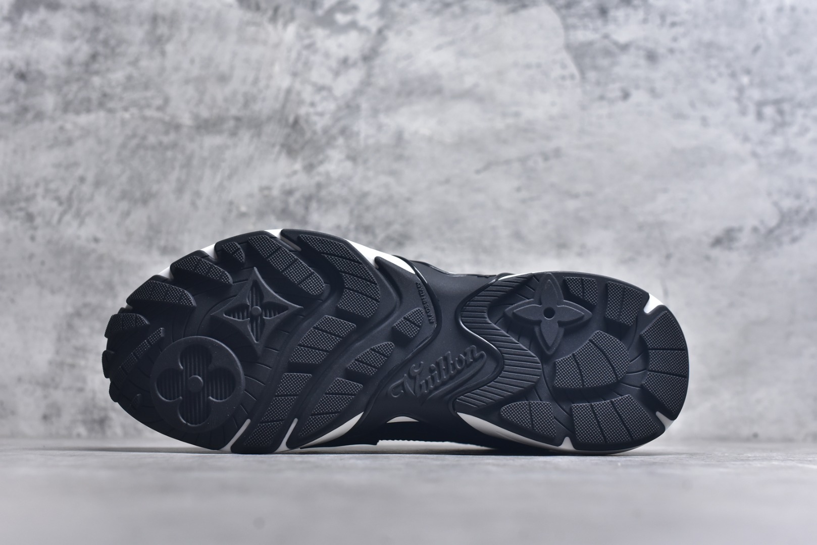 图片[6]-#X1 东莞纯原顶级版本 原版一比一开发 预计今年一款爆款 各大社媒超高点赞 市面最高 细节全方位做到1.1版本路易威登 最新Olympia系列 情侣款 银角大王 休闲 运动鞋 跑鞋 本款 LV Olympia 运动鞋融合网格面料与金属质感合成皮革等科技面料，以利落简约设计重绎经典跑鞋设计。轻盈 EVA 外底成就舒弹穿着体验。Monogram 压纹与 LV 字母等丰富细节树立辨识度 配送专柜精美包装 面料采用原版进口科技面料+网面 内里使用原版定制透气网里 原版开模橡胶发泡材质 size ：35-45-选品中心