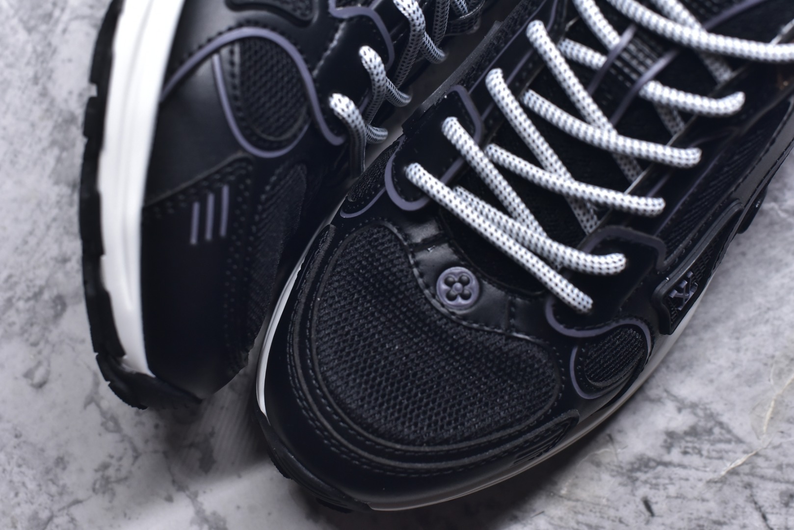 图片[8]-#X1 东莞纯原顶级版本 原版一比一开发 预计今年一款爆款 各大社媒超高点赞 市面最高 细节全方位做到1.1版本路易威登 最新Olympia系列 情侣款 银角大王 休闲 运动鞋 跑鞋 本款 LV Olympia 运动鞋融合网格面料与金属质感合成皮革等科技面料，以利落简约设计重绎经典跑鞋设计。轻盈 EVA 外底成就舒弹穿着体验。Monogram 压纹与 LV 字母等丰富细节树立辨识度 配送专柜精美包装 面料采用原版进口科技面料+网面 内里使用原版定制透气网里 原版开模橡胶发泡材质 size ：35-45-选品中心