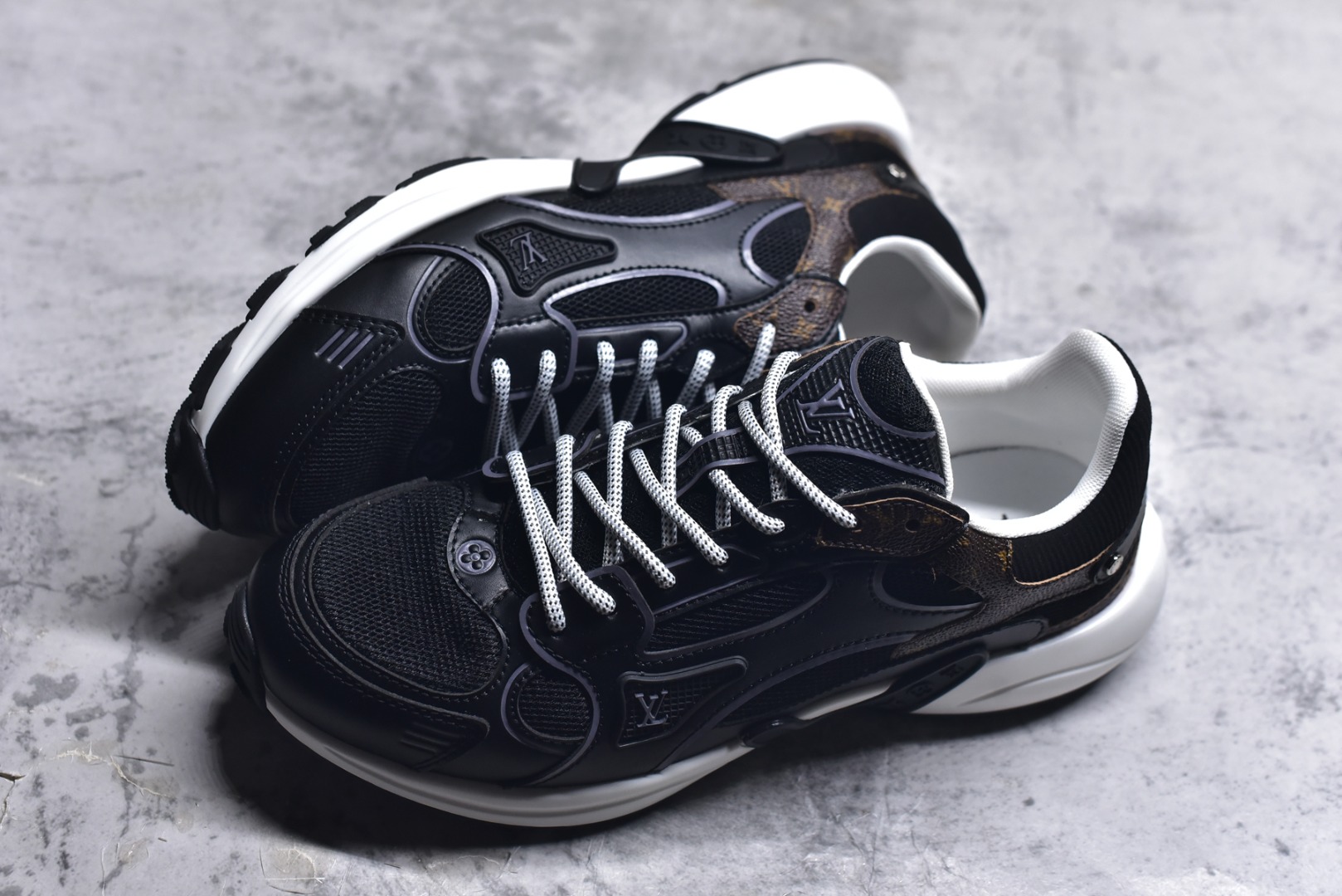 图片[7]-#X1 东莞纯原顶级版本 原版一比一开发 预计今年一款爆款 各大社媒超高点赞 市面最高 细节全方位做到1.1版本路易威登 最新Olympia系列 情侣款 银角大王 休闲 运动鞋 跑鞋 本款 LV Olympia 运动鞋融合网格面料与金属质感合成皮革等科技面料，以利落简约设计重绎经典跑鞋设计。轻盈 EVA 外底成就舒弹穿着体验。Monogram 压纹与 LV 字母等丰富细节树立辨识度 配送专柜精美包装 面料采用原版进口科技面料+网面 内里使用原版定制透气网里 原版开模橡胶发泡材质 size ：35-45-选品中心