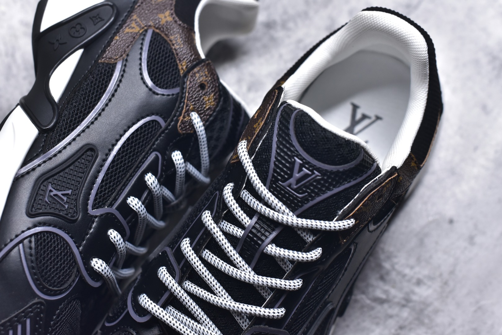 图片[9]-#X1 东莞纯原顶级版本 原版一比一开发 预计今年一款爆款 各大社媒超高点赞 市面最高 细节全方位做到1.1版本路易威登 最新Olympia系列 情侣款 银角大王 休闲 运动鞋 跑鞋 本款 LV Olympia 运动鞋融合网格面料与金属质感合成皮革等科技面料，以利落简约设计重绎经典跑鞋设计。轻盈 EVA 外底成就舒弹穿着体验。Monogram 压纹与 LV 字母等丰富细节树立辨识度 配送专柜精美包装 面料采用原版进口科技面料+网面 内里使用原版定制透气网里 原版开模橡胶发泡材质 size ：35-45-选品中心